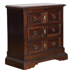 Italian Baroque Walnut 3-Drawer Commode of Smaller Size, Late 17th Century