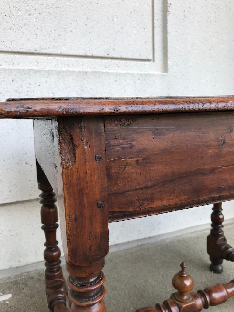 Mesa auxiliar barroca italiana de nogal y castaño en venta 6