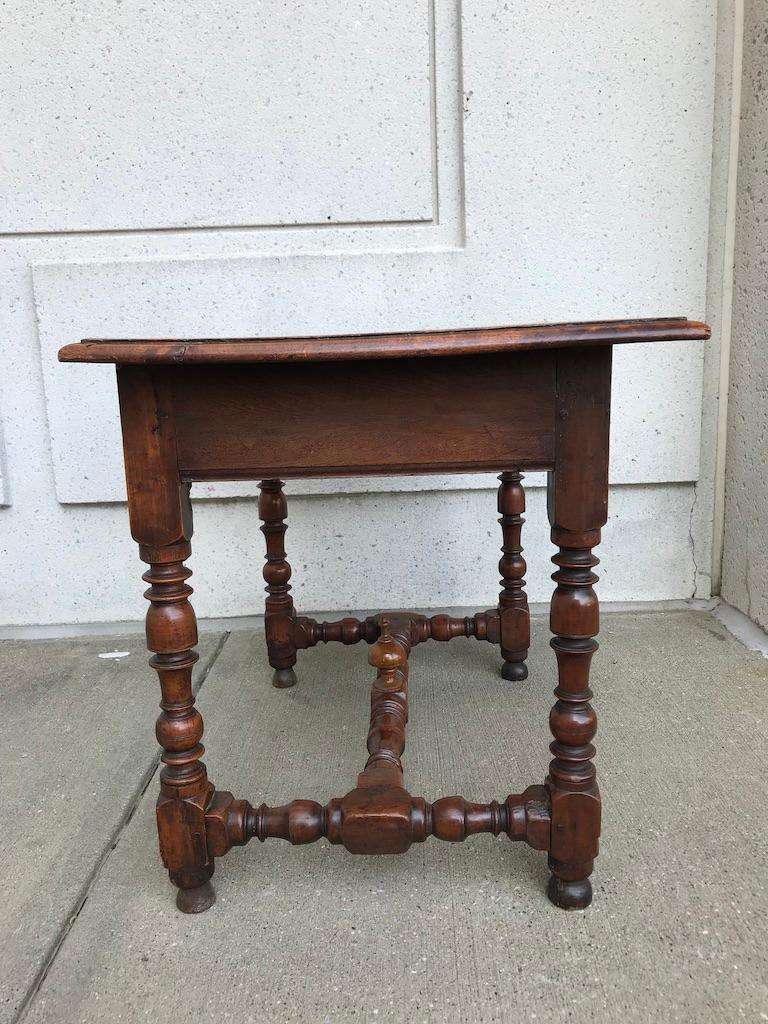 Mesa auxiliar barroca italiana de nogal y castaño Tallado a mano en venta
