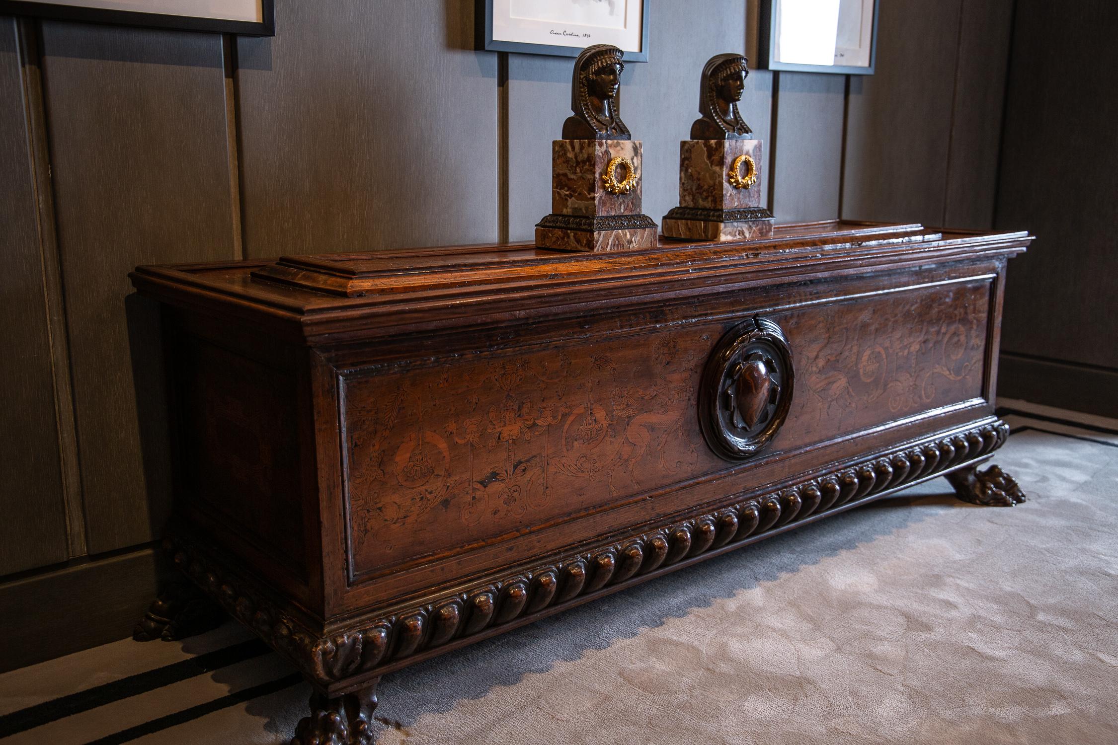 italien Palazzo Sacchetti Cassone marqueté de bois fruitier gravé et incrusté, 17e siècle en vente