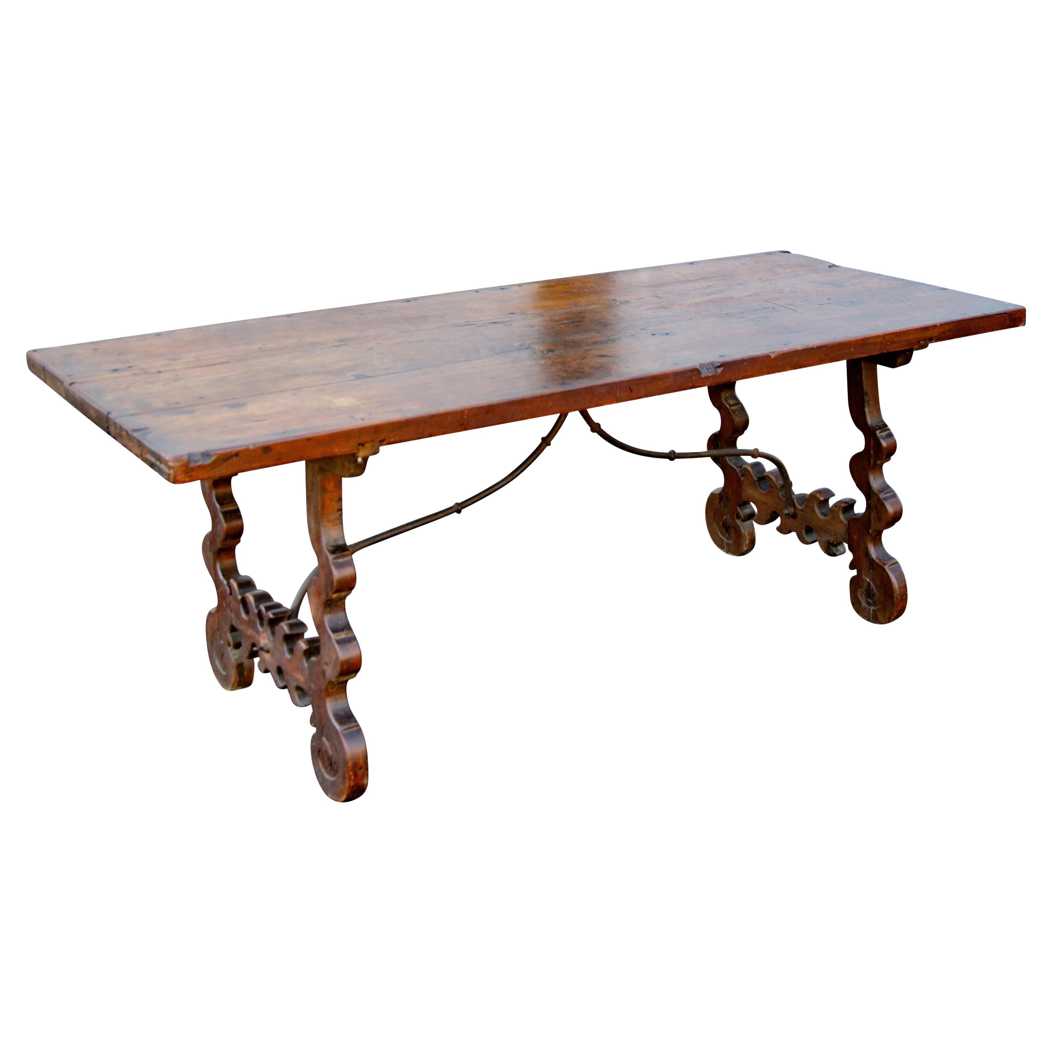 Mesa de comedor barroca italiana de nogal
