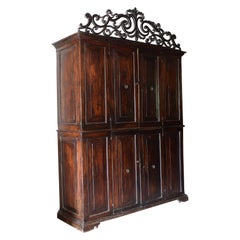 Italian Baroque Walnut Doppio Corpo with Carved Finial, early 17th century