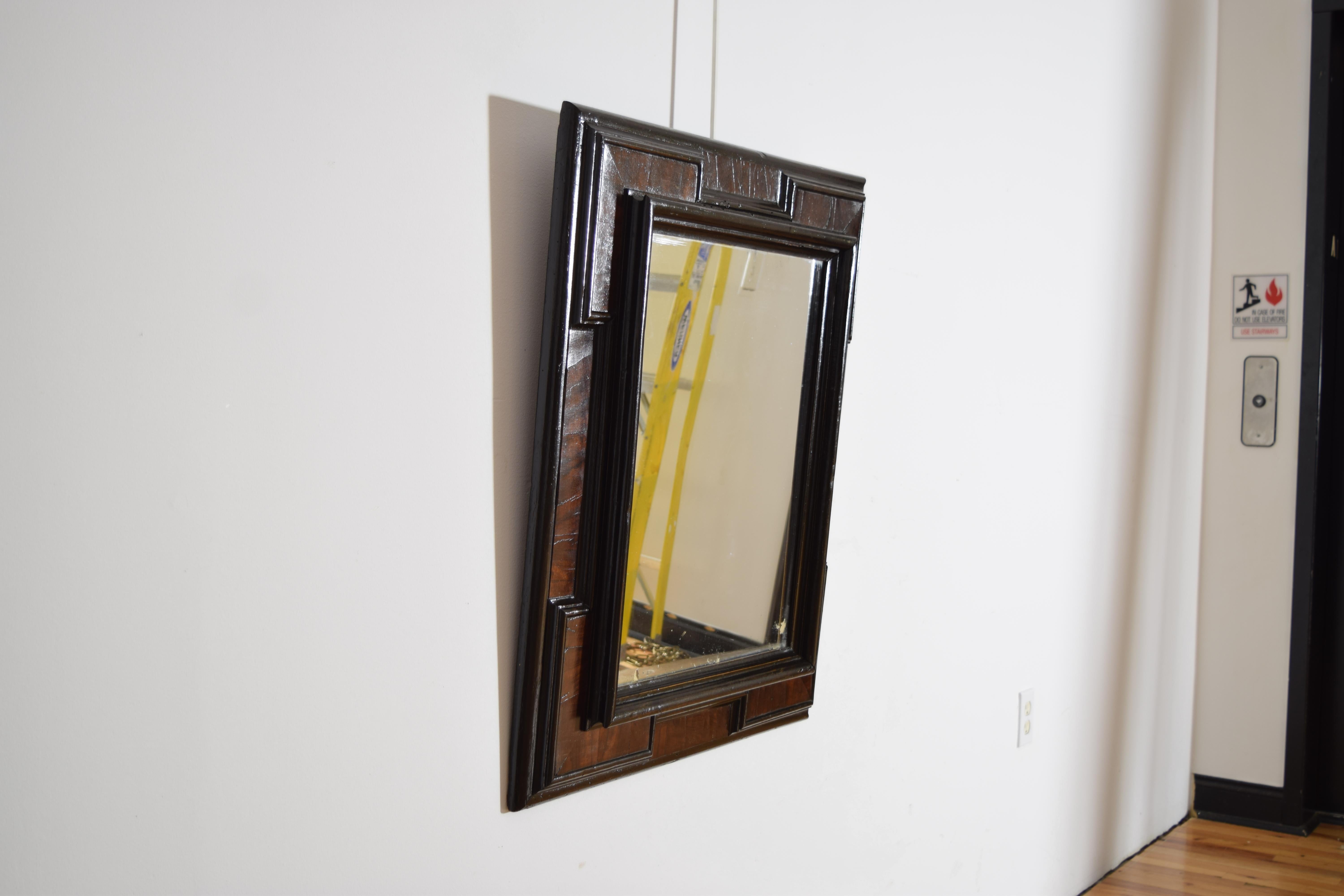 Baroque Miroir baroque italien en noyer, ébonisé, moulé et plaqué, fin du 17e siècle en vente
