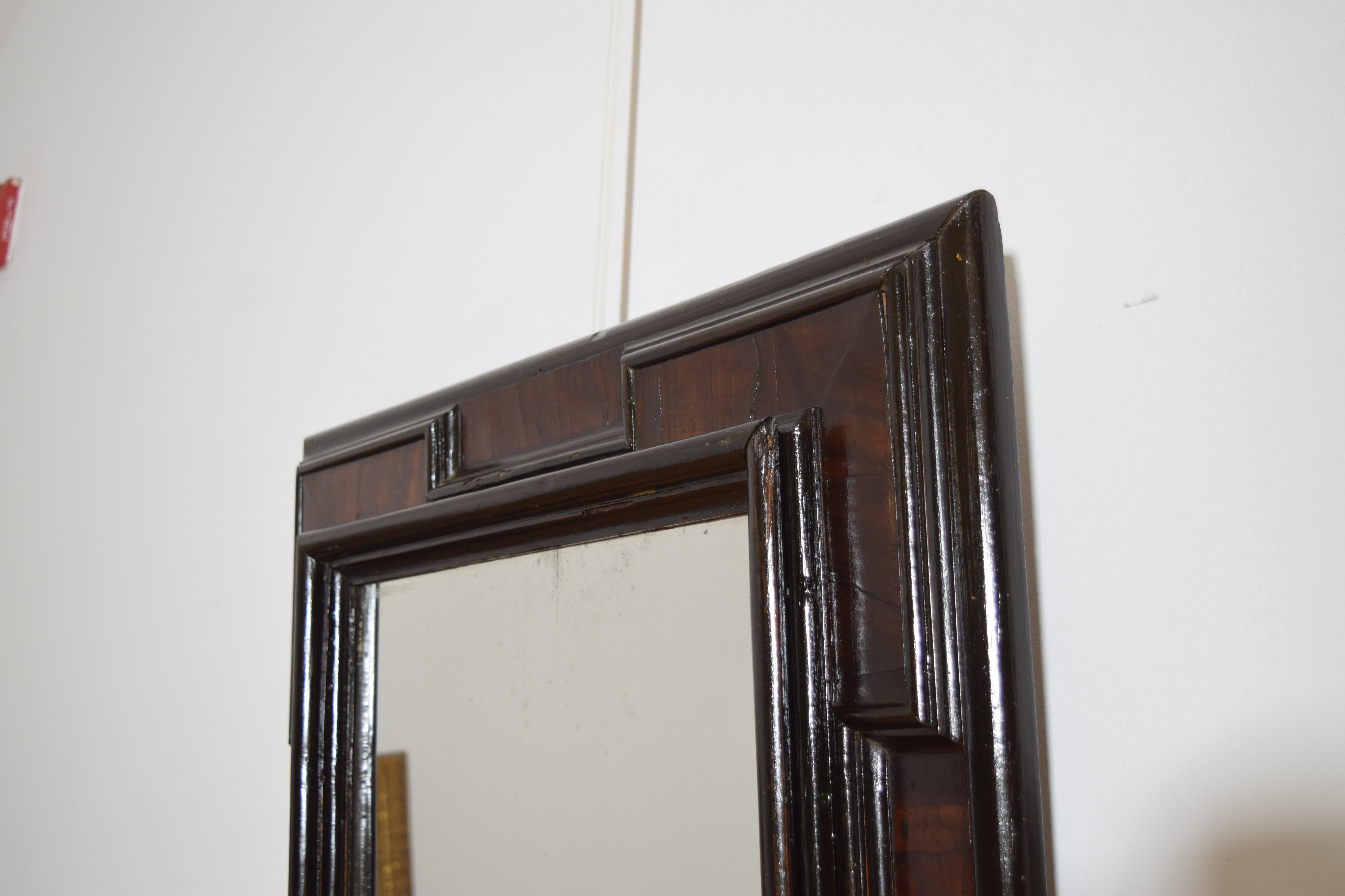 Ébénisé Miroir baroque italien en noyer, ébonisé, moulé et plaqué, fin du 17e siècle en vente