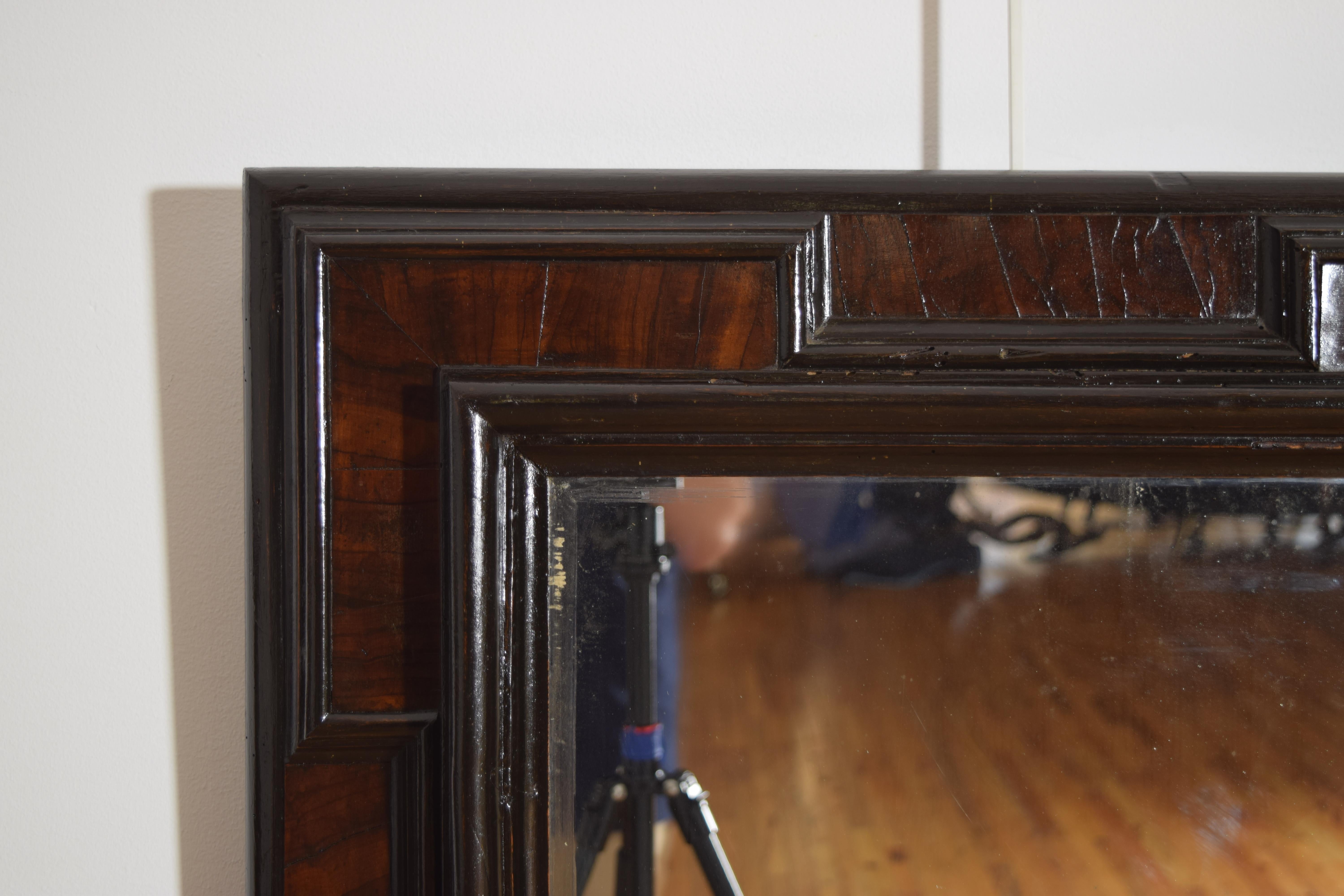 Miroir baroque italien en noyer, ébonisé, moulé et plaqué, fin du 17e siècle Bon état - En vente à Atlanta, GA