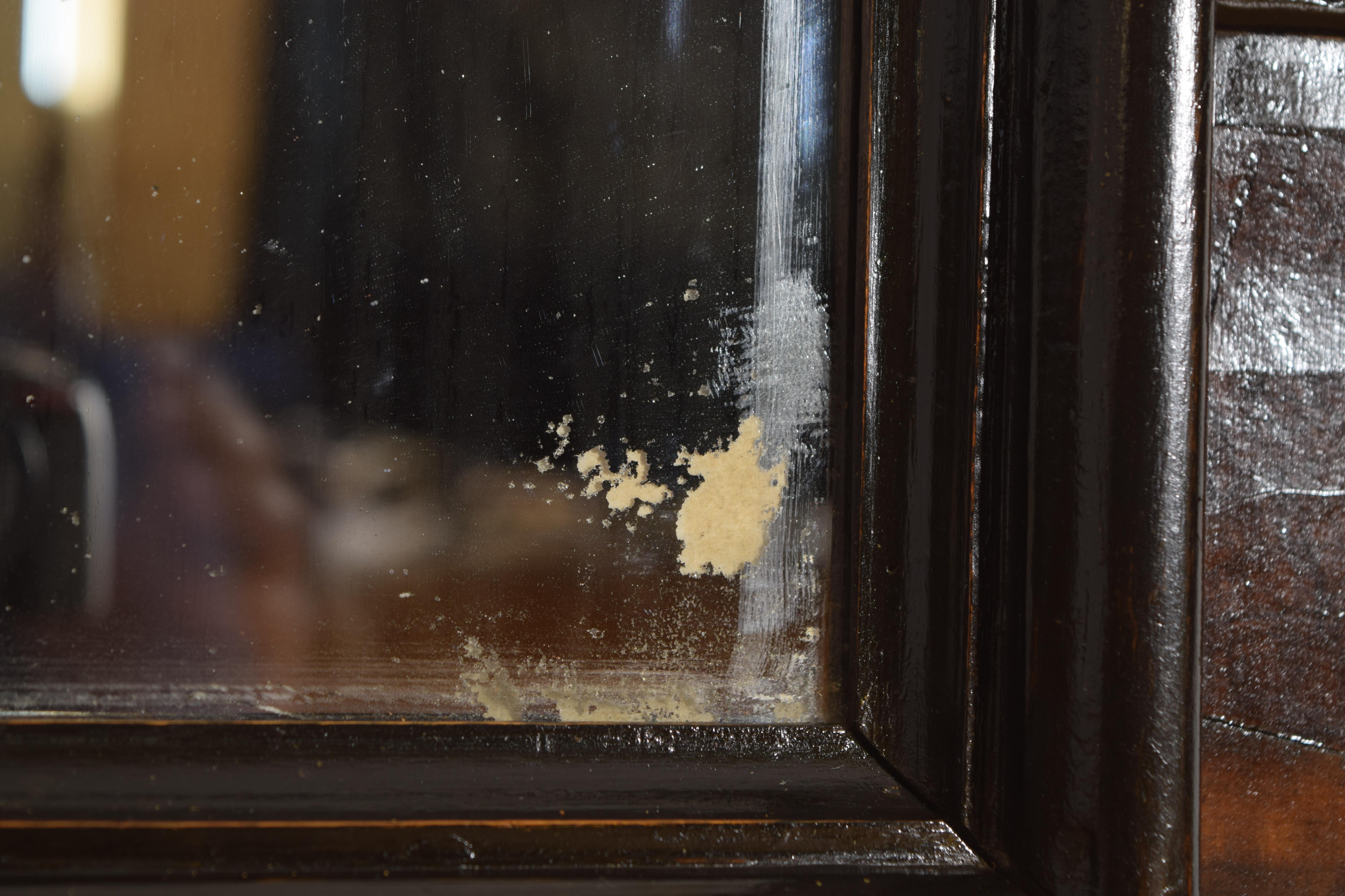 Noyer Miroir baroque italien en noyer, ébonisé, moulé et plaqué, fin du 17e siècle en vente