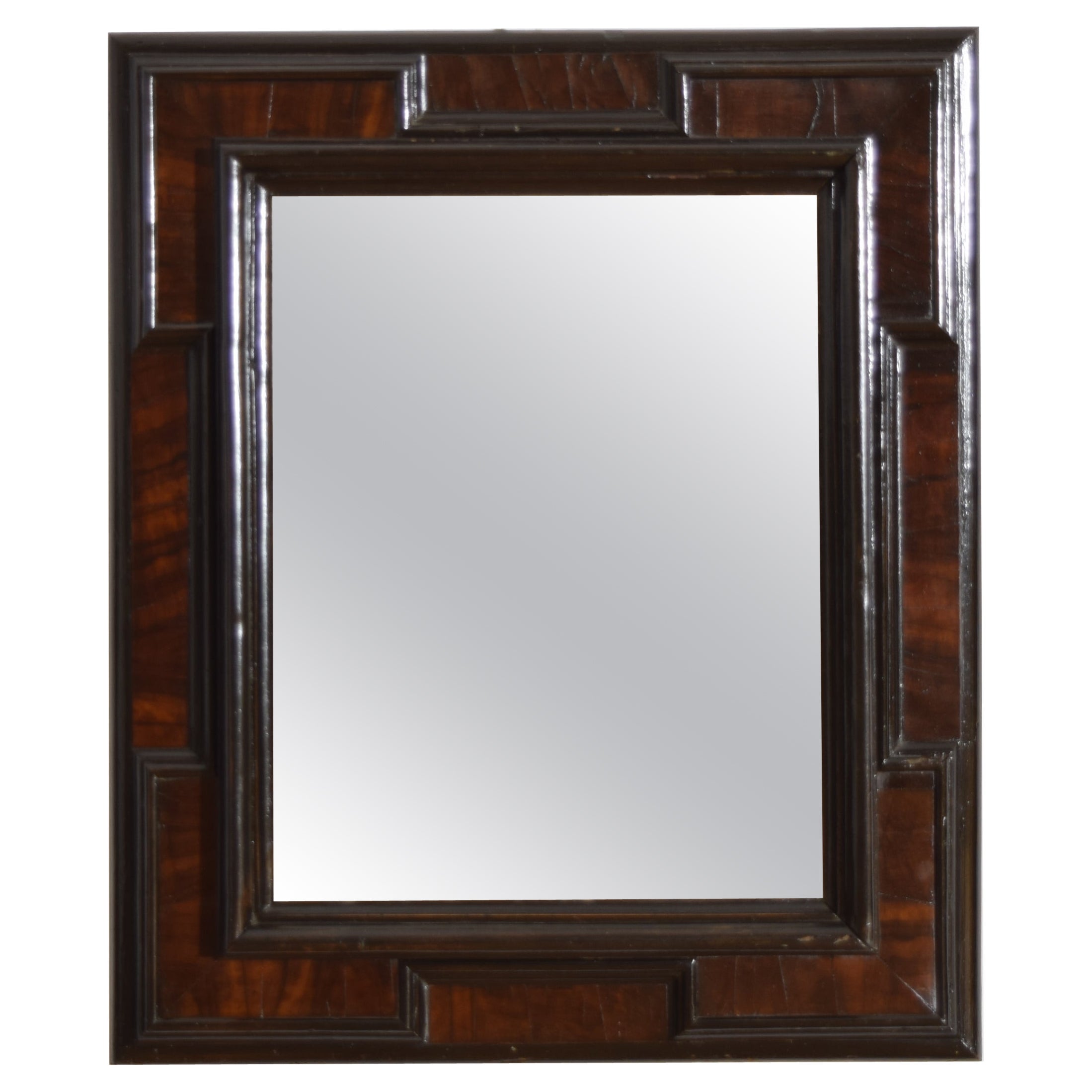 Miroir baroque italien en noyer, ébonisé, moulé et plaqué, fin du 17e siècle en vente