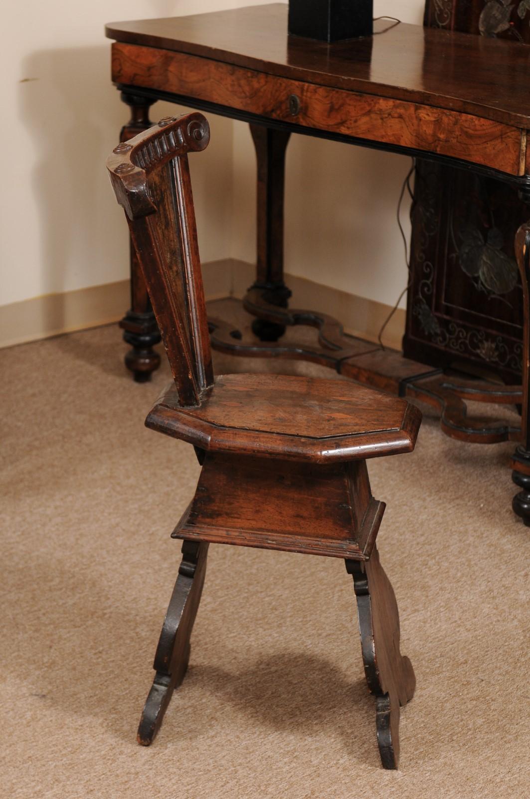 Italian Baroque Walnut Hall Chair, Late 17th Century 4