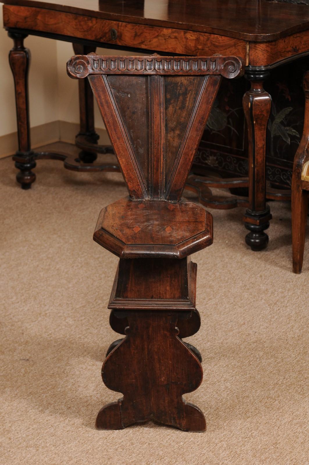 Italian Baroque Walnut Hall Chair, Late 17th Century In Good Condition In Atlanta, GA