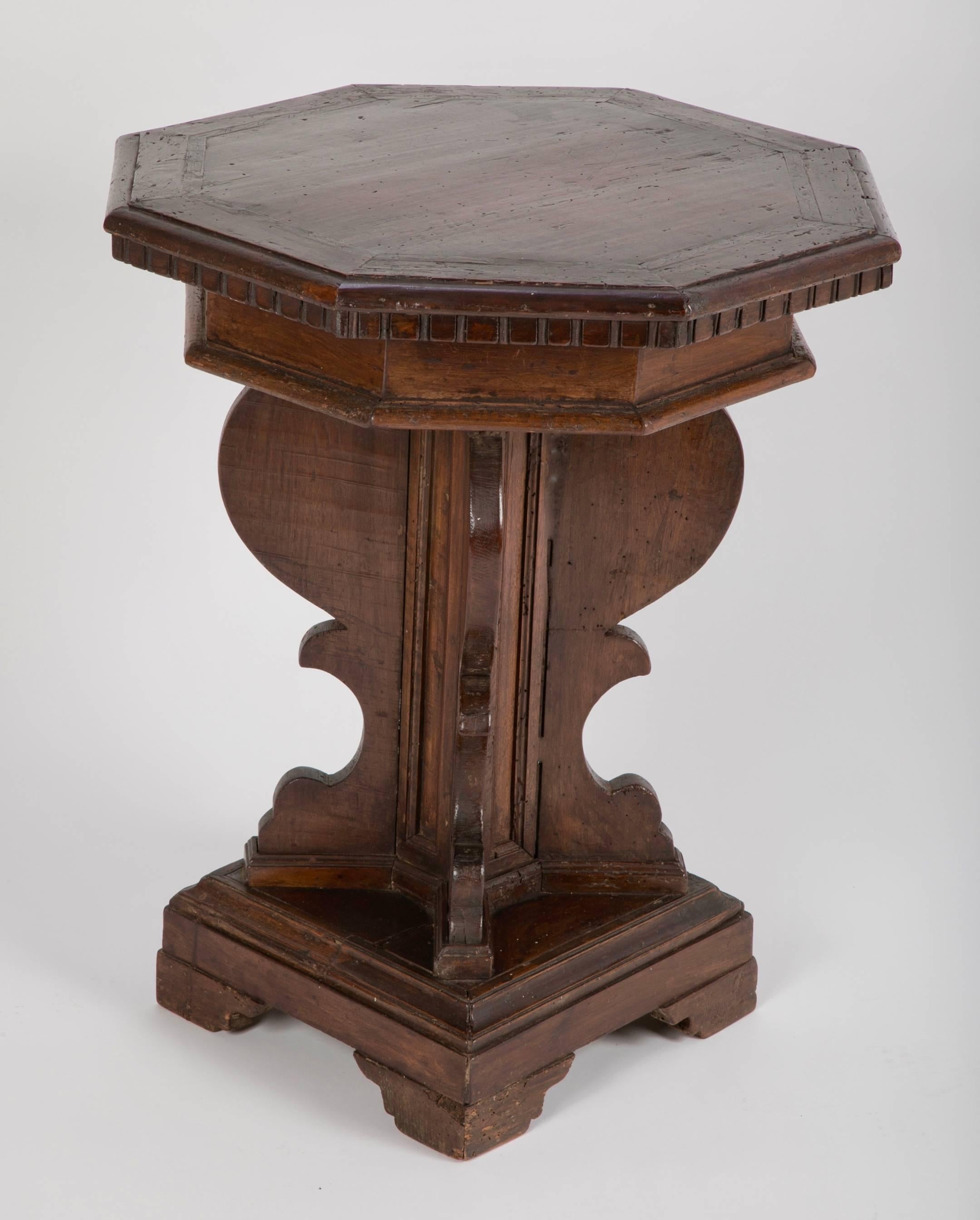 Italian Baroque Walnut Octagonal Side Table In Excellent Condition In Stamford, CT