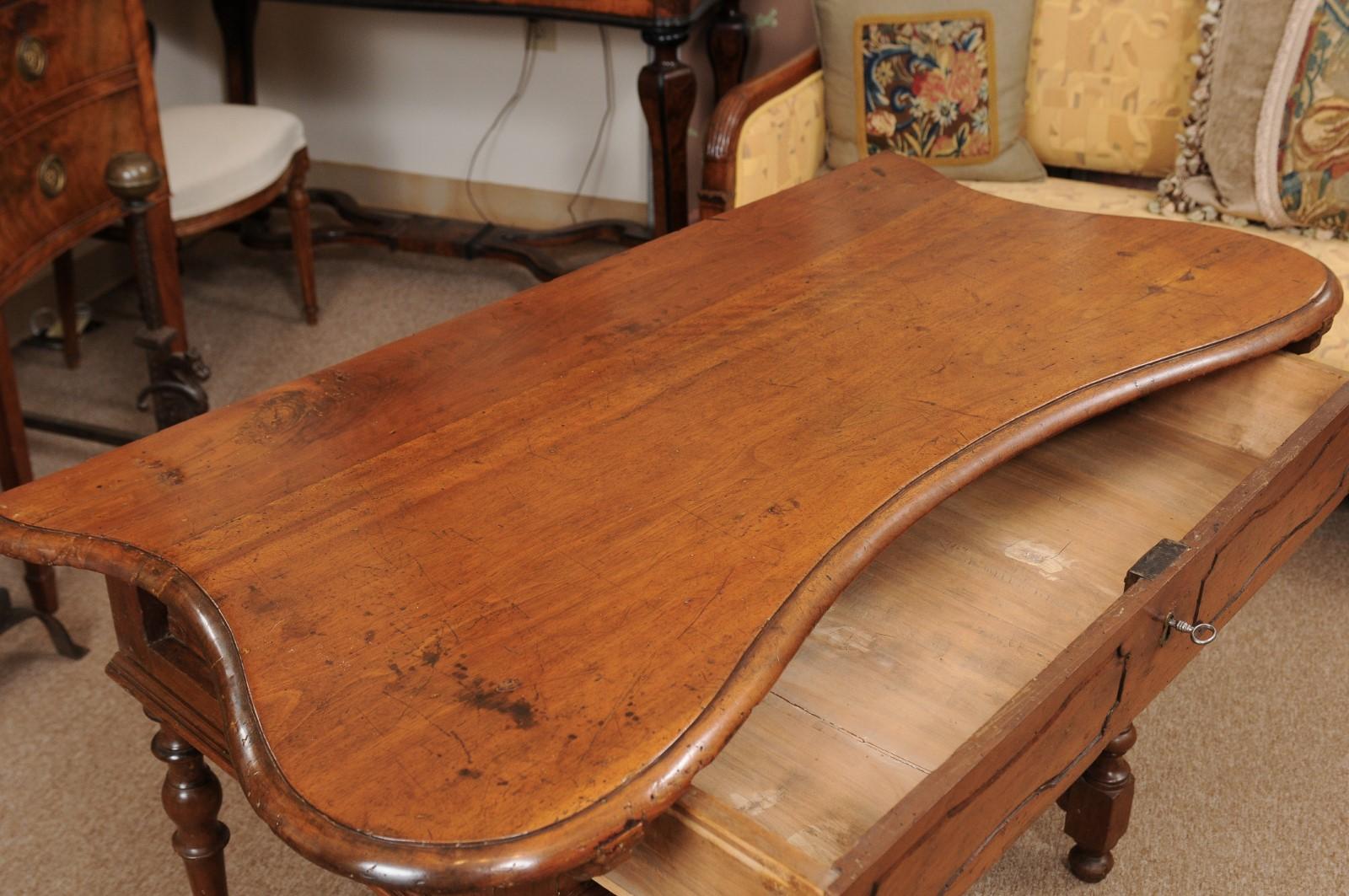 Italian Baroque Walnut Serpentine Console Table, Late 17th Century 4