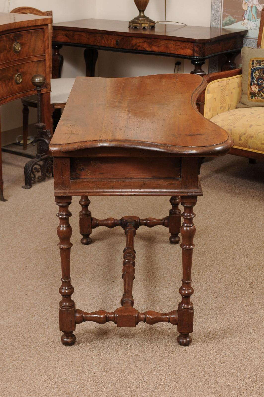 Italian Baroque Walnut Serpentine Console Table, Late 17th Century 5