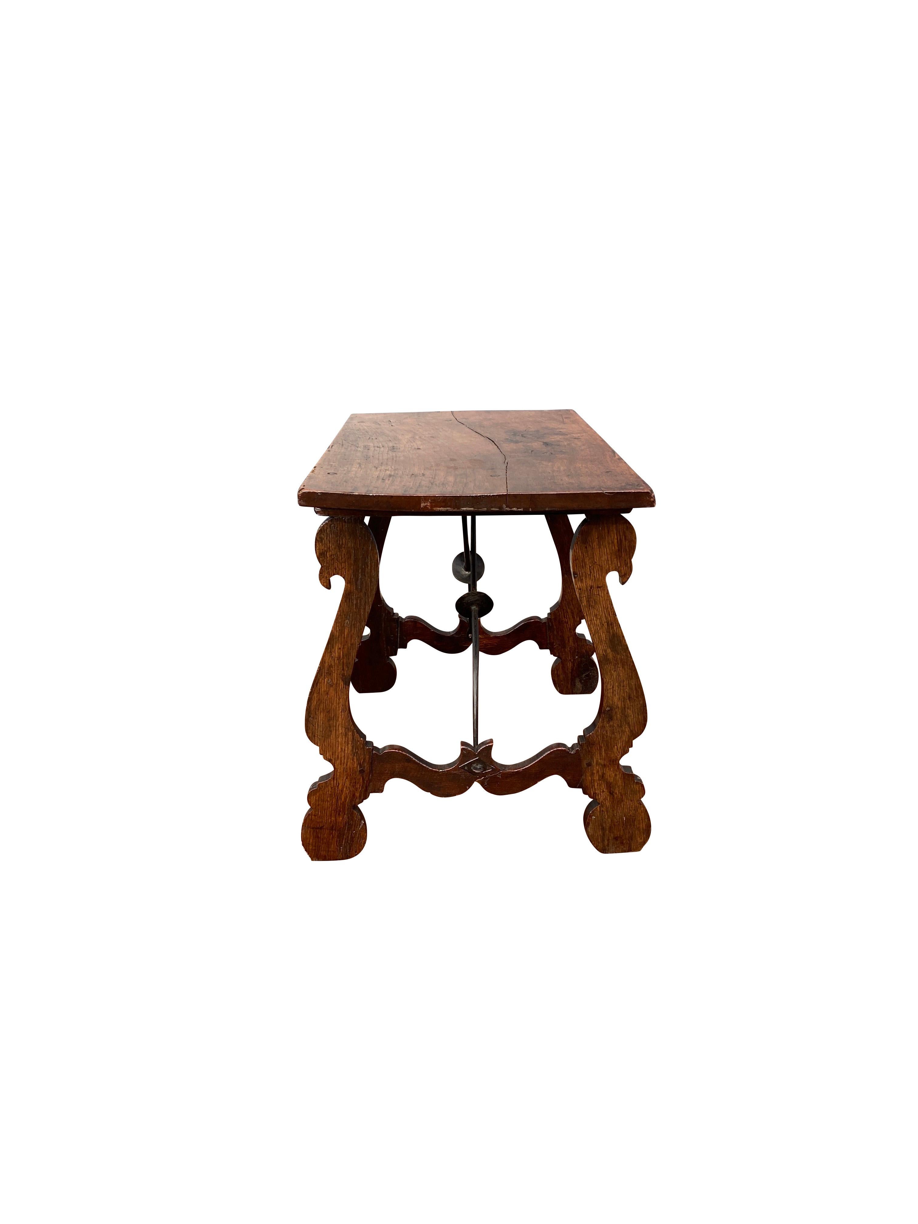 Italian Baroque Walnut Side Table In Good Condition For Sale In Essex, MA