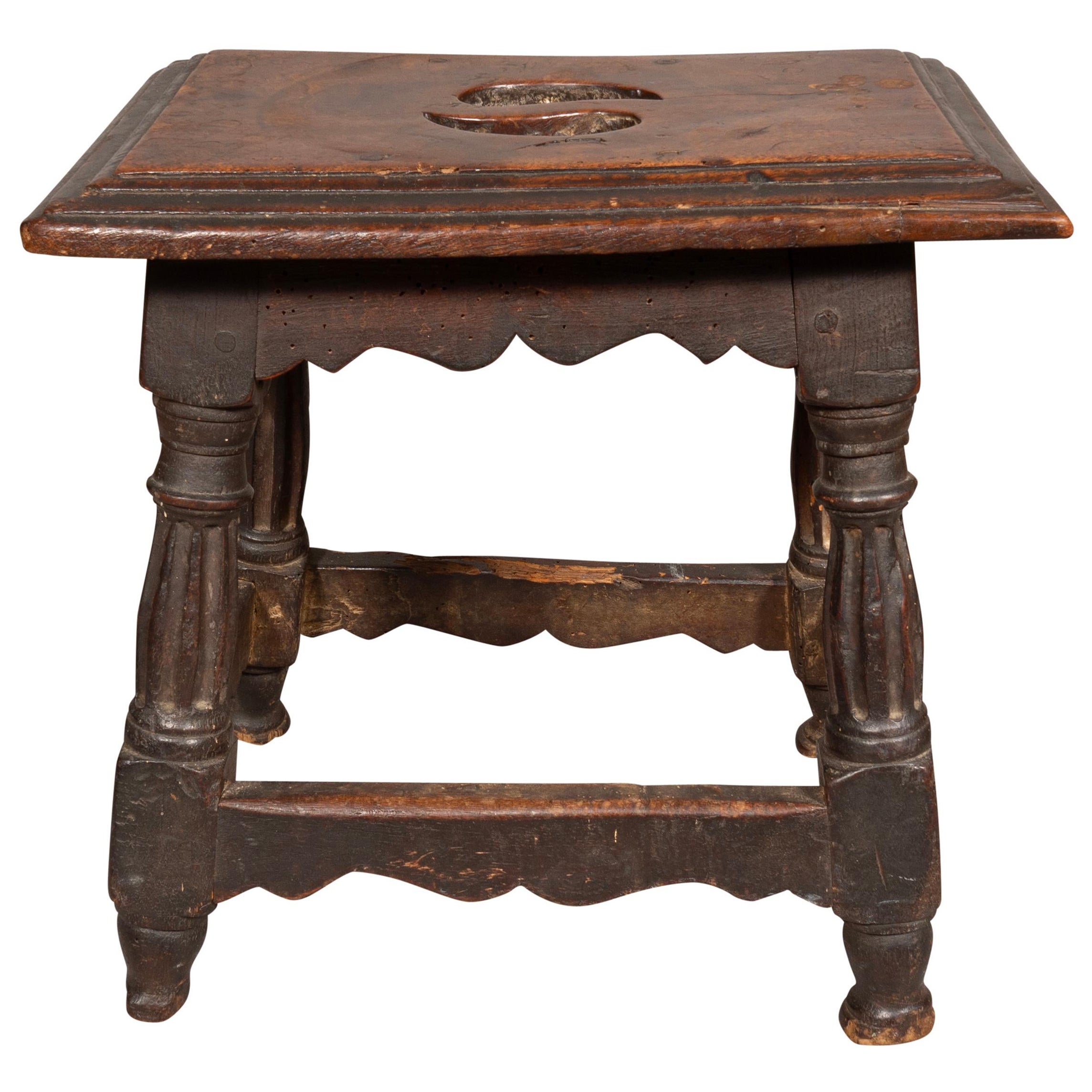Italienischer Barockhocker aus Nussbaumholz im Angebot