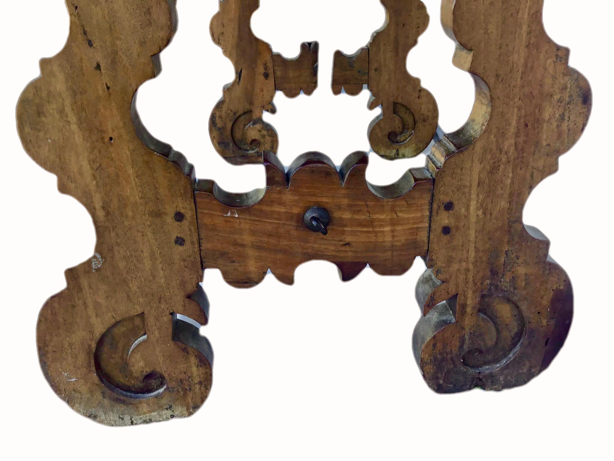 Italienischer Barocktisch aus Nussbaumholz mit lyraförmigen Endstützen und geschmiedeten Eisenstreben. Wunderbare alte Patina. Perfekte Größe für den Einsatz als Schreibtisch, Sofatisch oder Mitteltisch.