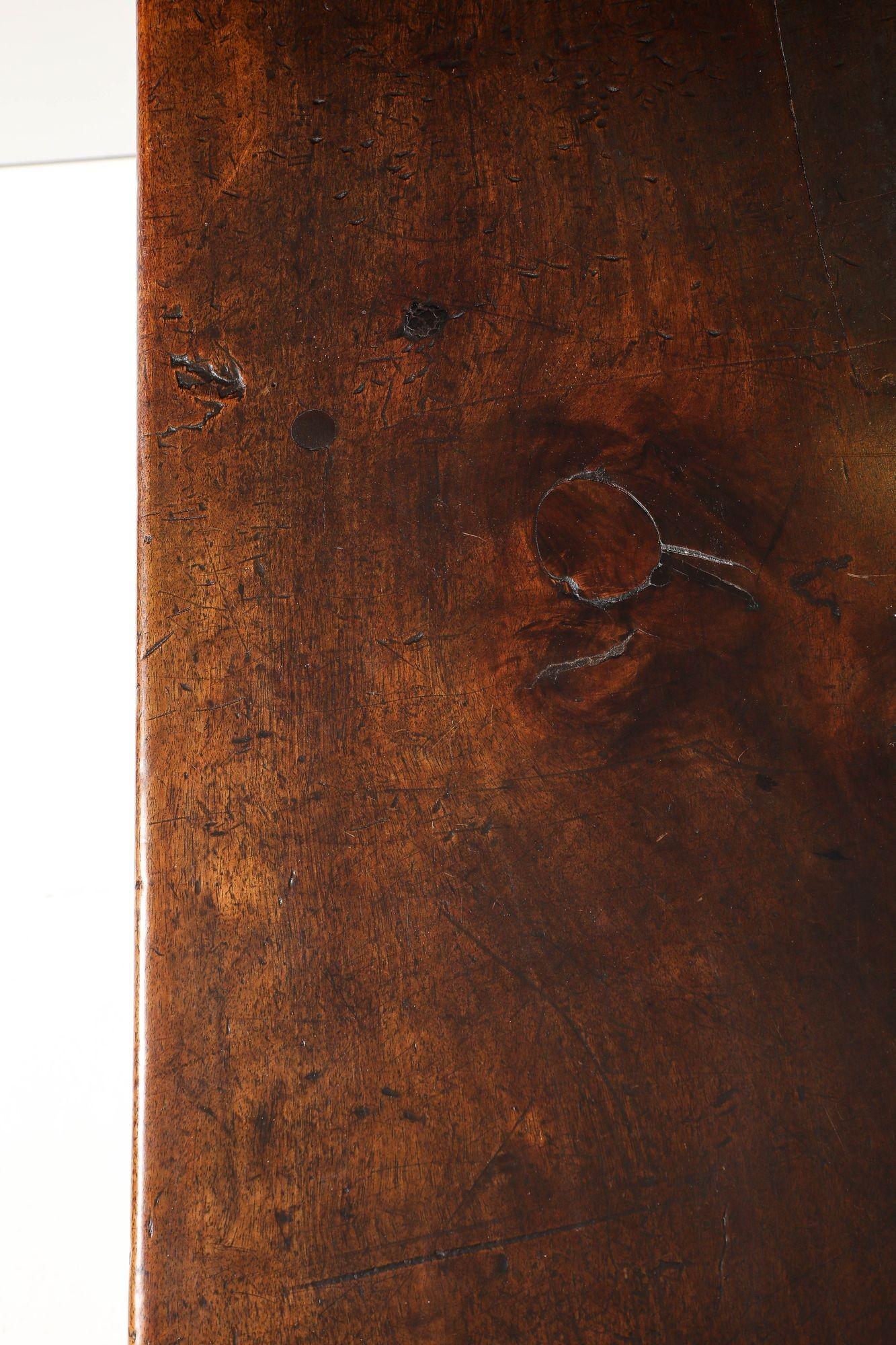 Travail du bois Table à tréteaux en noyer de style baroque italien en vente