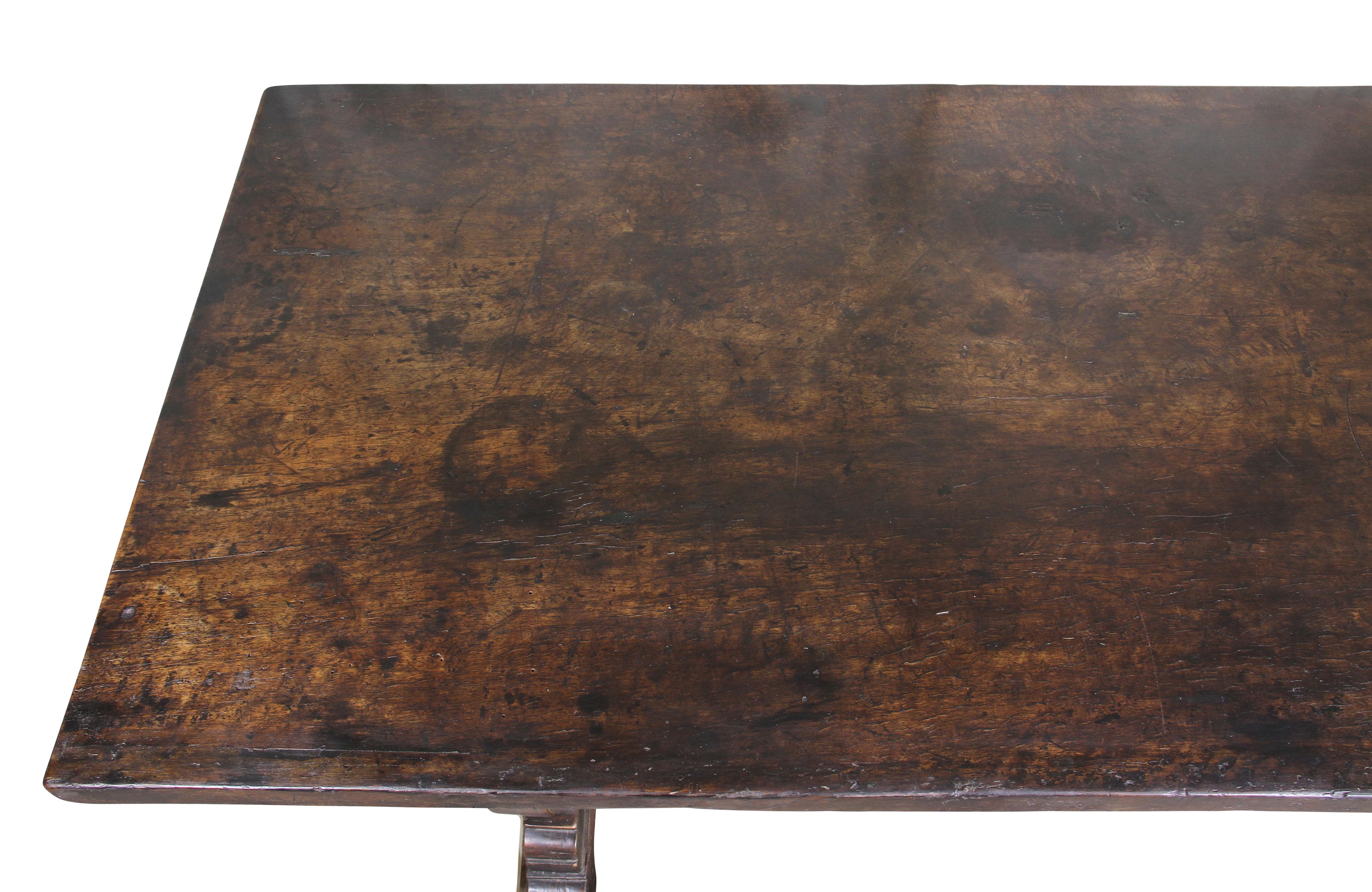 Italienischer Barock- Trestle-Tisch aus Nussbaumholz (Spätes 17. Jahrhundert) im Angebot
