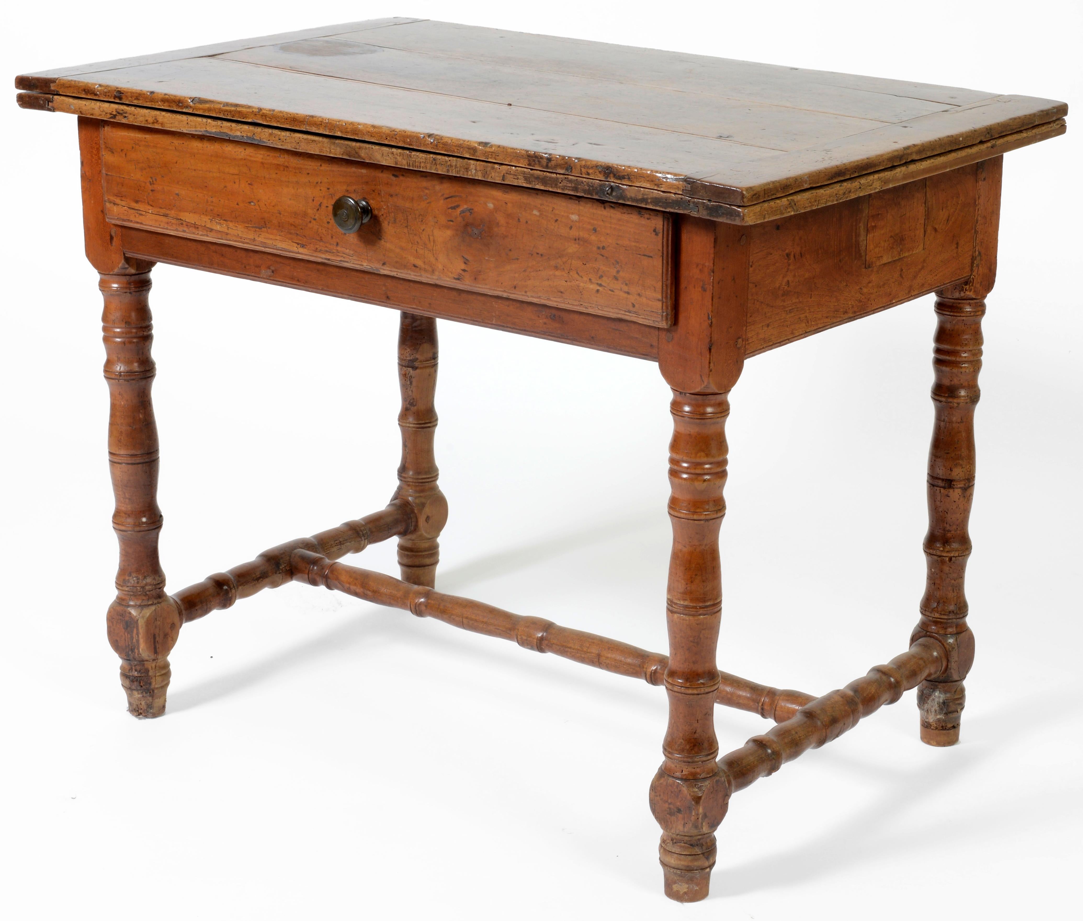 Italian Baroque Walnut Writing Table with Hinged Top, c1700 In Good Condition For Sale In valatie, NY