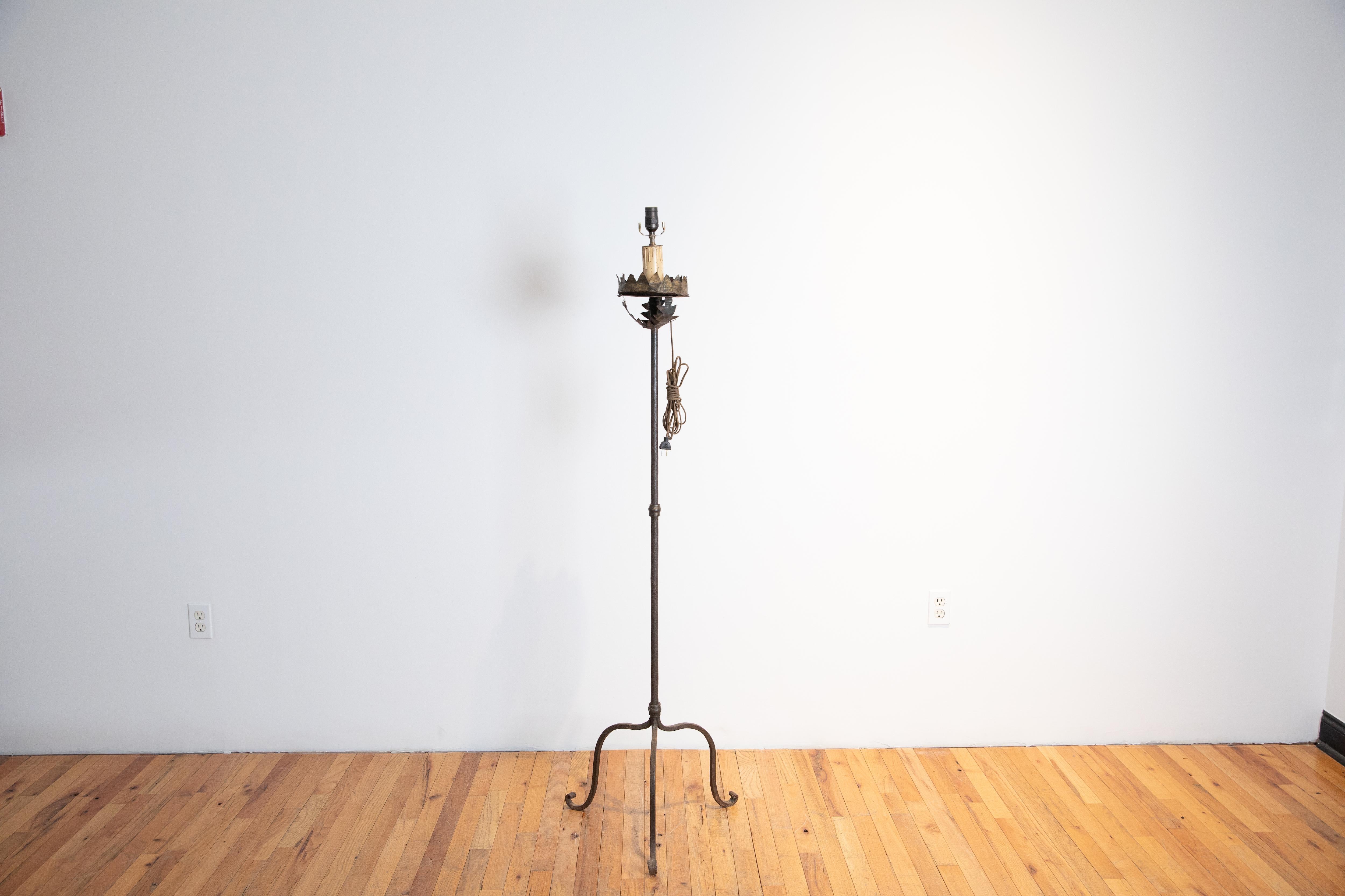 Italian Baroque Wrought Iron Torchere, now electrified, early 18th century In Good Condition For Sale In Atlanta, GA