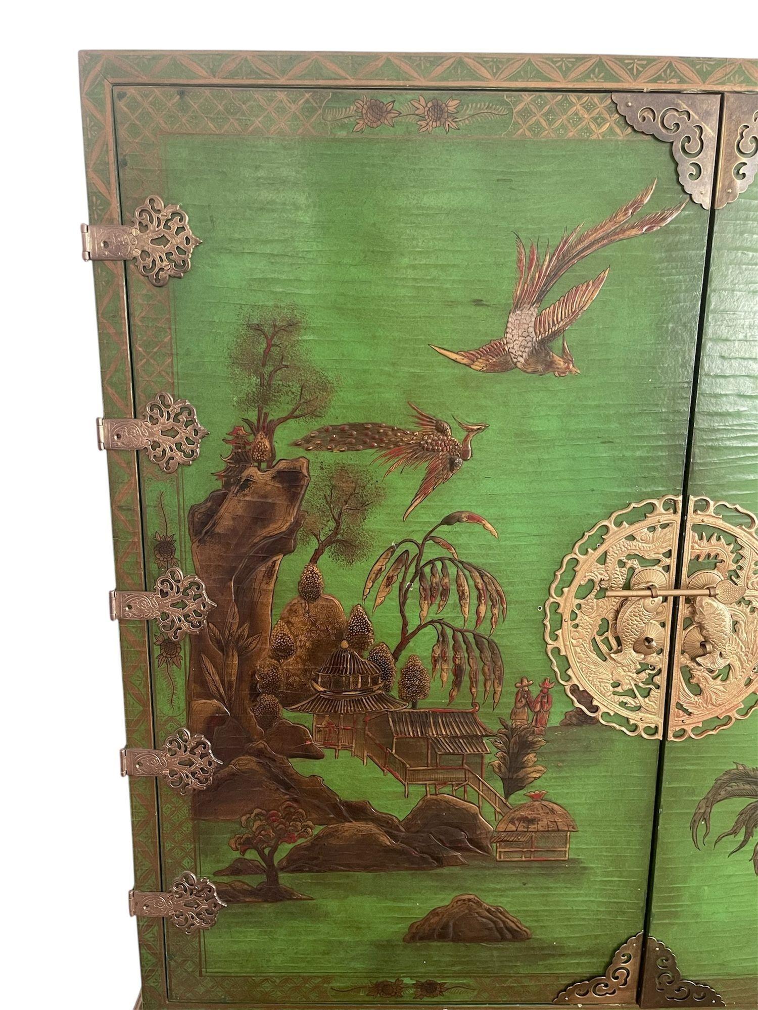 Grüner Chinoiserie-Lack-Barschrank im italienischen Barock-Stil. 20. Jahrhundert. (Italienisch) im Angebot