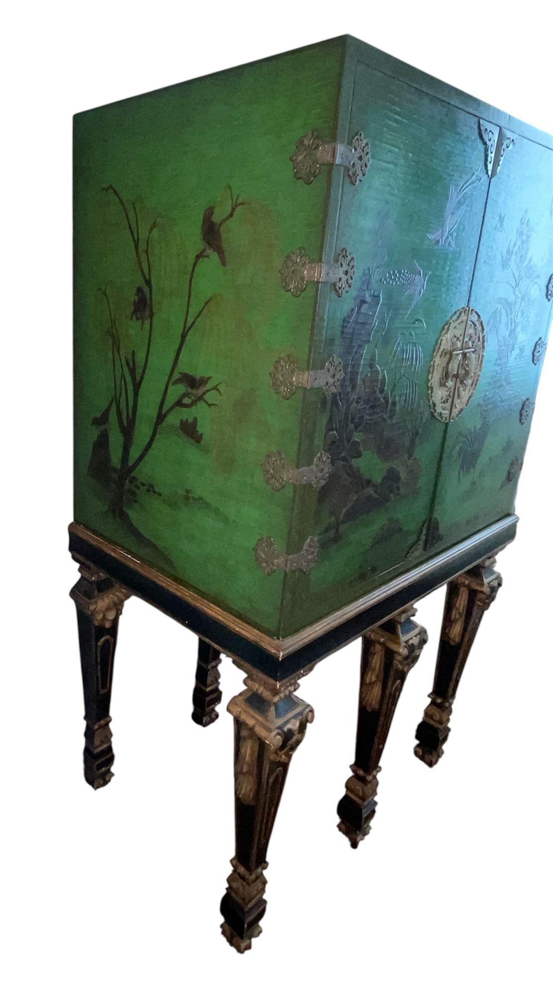 Grüner Chinoiserie-Lack-Barschrank im italienischen Barock-Stil. 20. Jahrhundert. im Angebot 1
