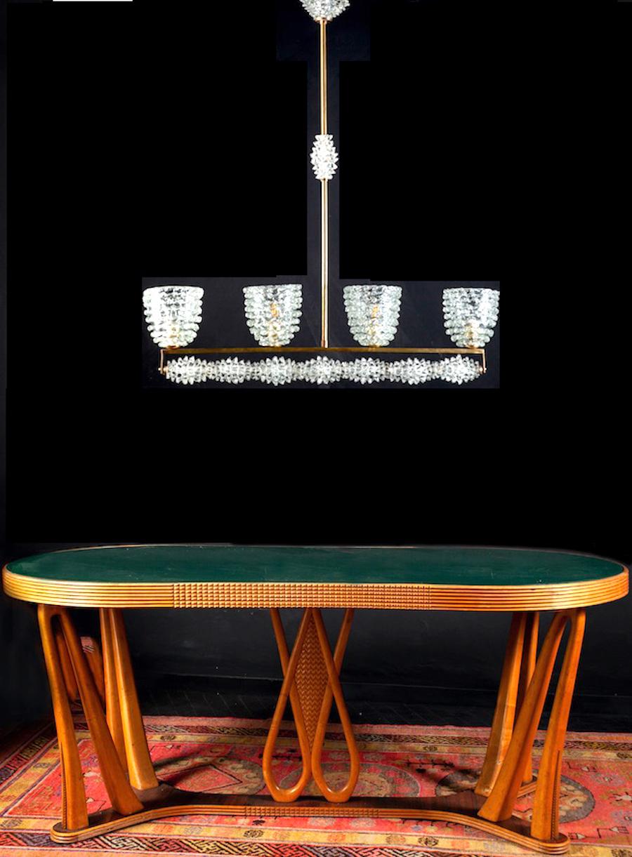 Superbe lustre italien Art Déco en verre de Murano Rostrato de style Gio Ponti attribué à Barovier&Toso.
Quatre élégantes coupes soufflées à la main soutenues par un cadre linéaire en laiton.
Lunettes en parfait état.
 Nettoyé et recâblé, il est en