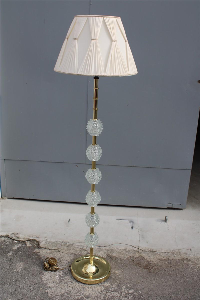 Lampada da terra italiana Barovier anni '40 in ottone dorato, vetro di Murano rostrato con cupola in tessuto
Misure: Diametro della base cm.30.