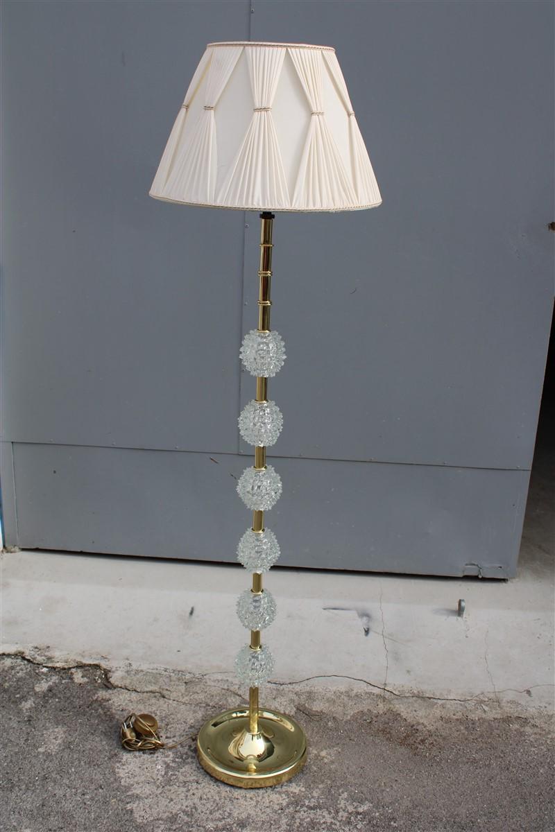 Lampadaire italien Barovier 1940s laiton doré verre de Murano rostrato dôme en tissu
Mesures : Diamètre de la base cm.30.