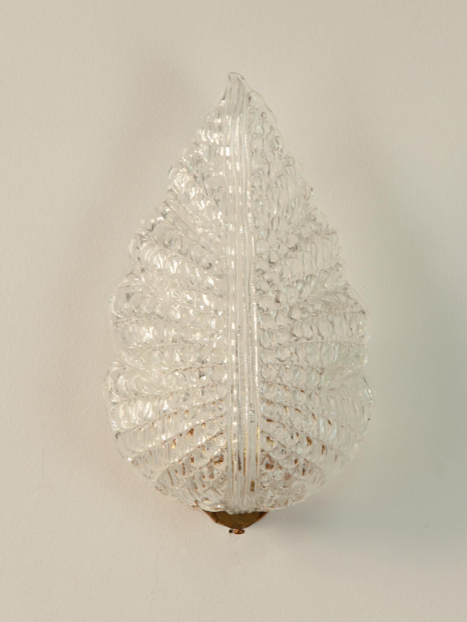 Italian Barovier & Toso wall light with a sculptural Murano glass shade and brass fixtures. The delicate pattern on the thick molded glass emits a soft ambient light. Made in Italy in the 1940s.

Great vintage condition. Glass is in perfect