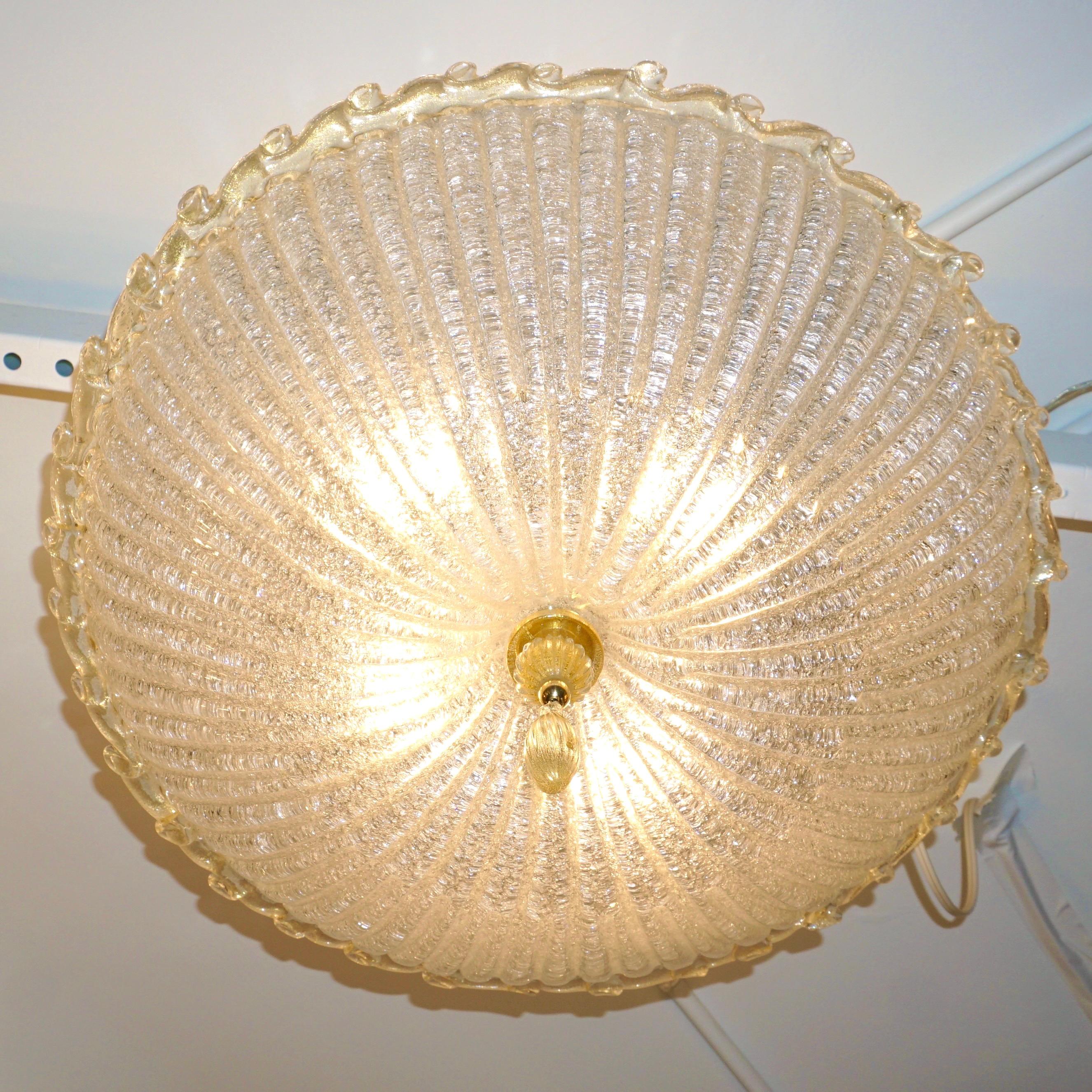 A contemporary Mid-Century Modern style crystal clear Murano glass flush mount, entirely handcrafted in Italy, the reeded glass bowl blown on the Murano island, in the manner of Barovier & Toso, is elegantly frosted with 