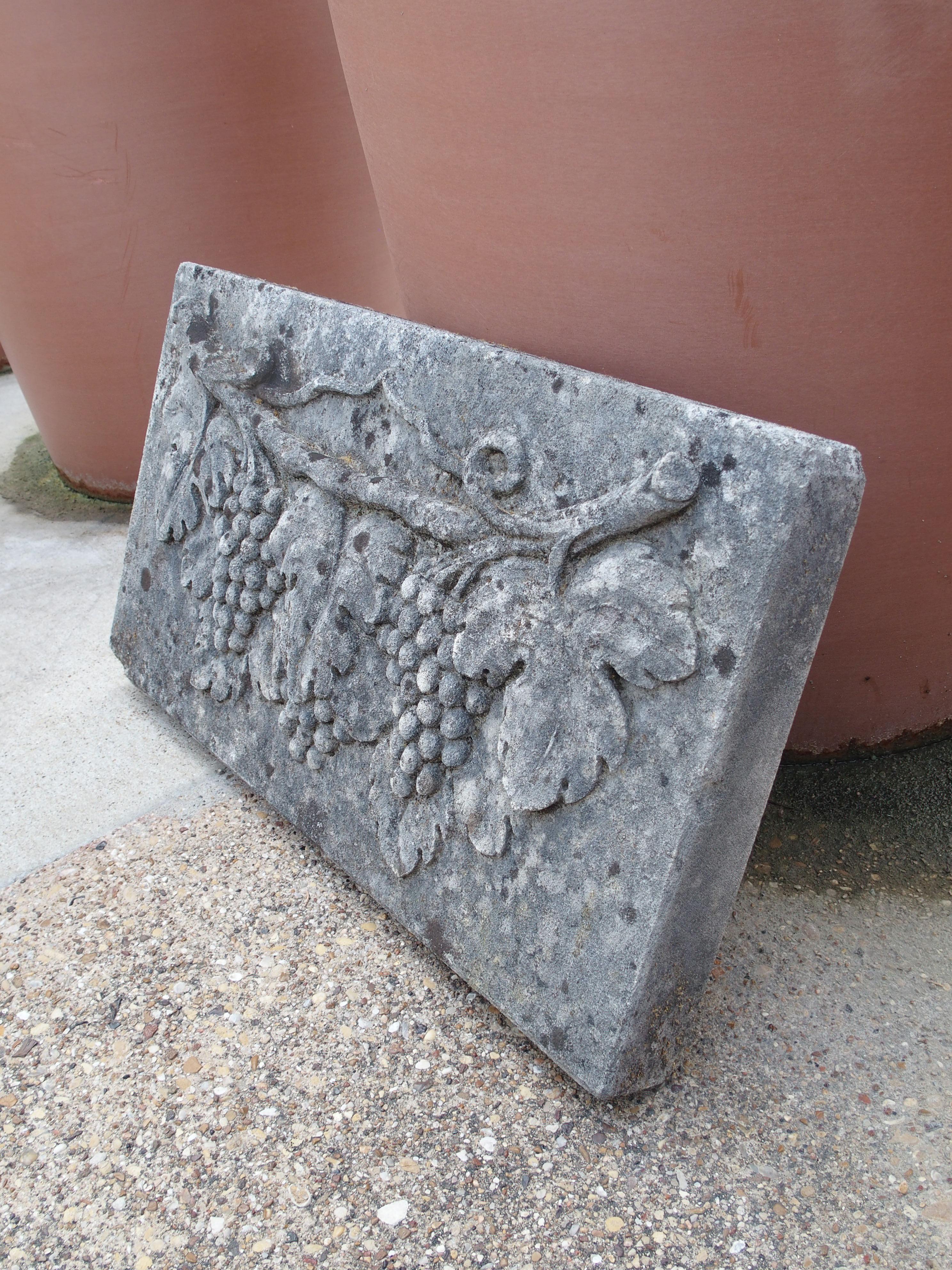 Italienische Basreliefplakette einer Traubenranke aus geschnitztem Kalkstein mit Basrelief im Zustand „Gut“ im Angebot in Dallas, TX