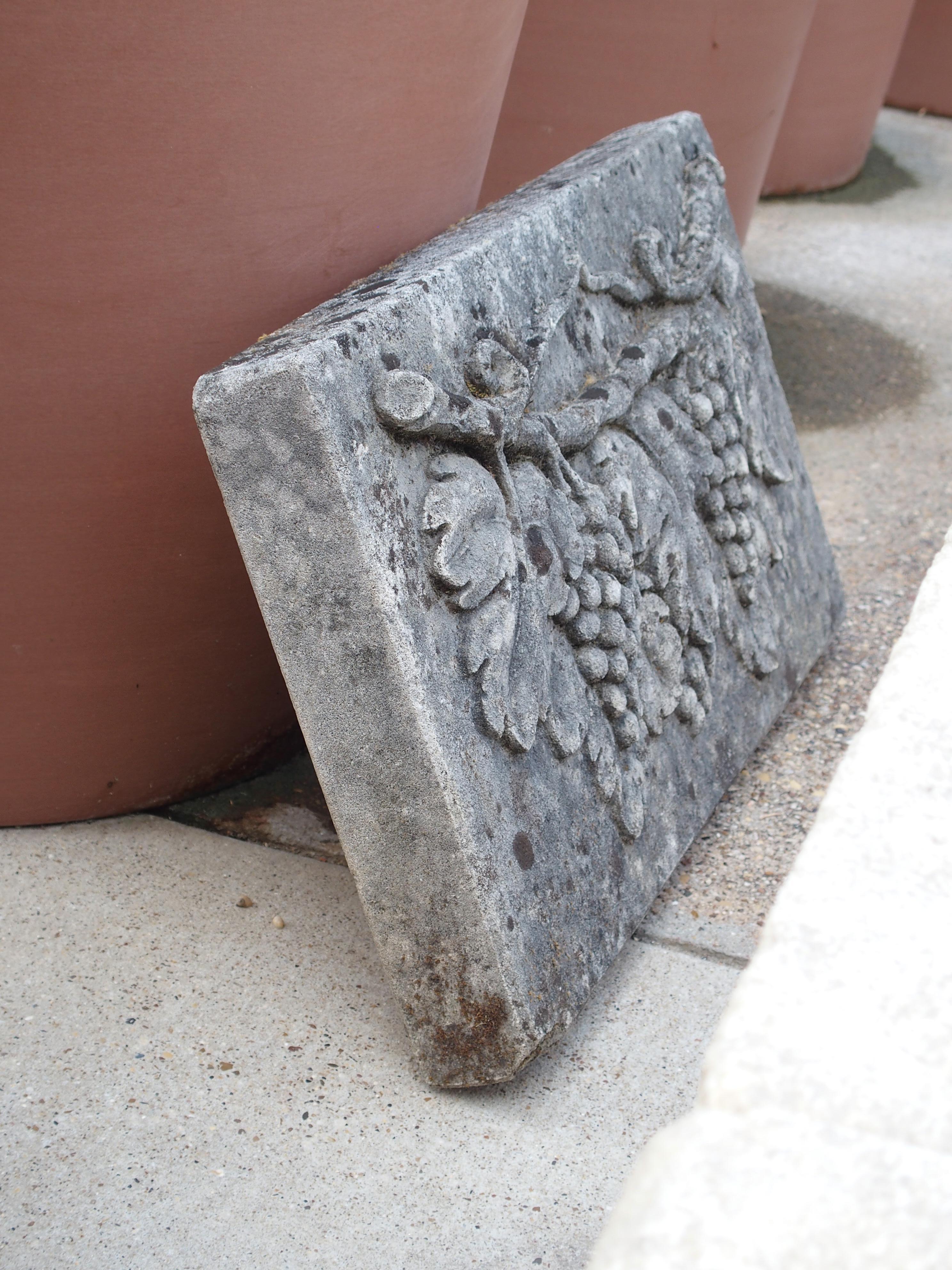 Italienische Basreliefplakette einer Traubenranke aus geschnitztem Kalkstein mit Basrelief (Stein) im Angebot