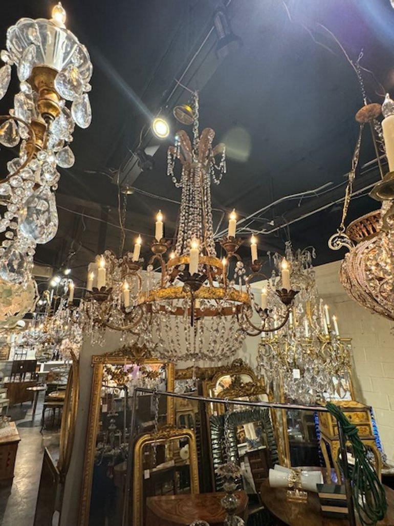 Raro lampadario a cesto a 12 luci in tole dorate e cristallo del XVIII secolo proveniente dalla Toscana. Cira 1780. Il lampadario è stato ricablato professionalmente e viene fornito con catena e baldacchino coordinati. È pronto per essere appeso!