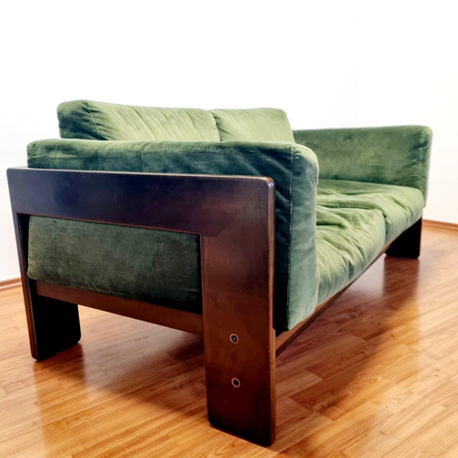 Italian modern two seater ‘Bastiano’ was designed by Tobia & Afra Scarpa in the 60s and produce by Gavina. 
Original green velvet fabric