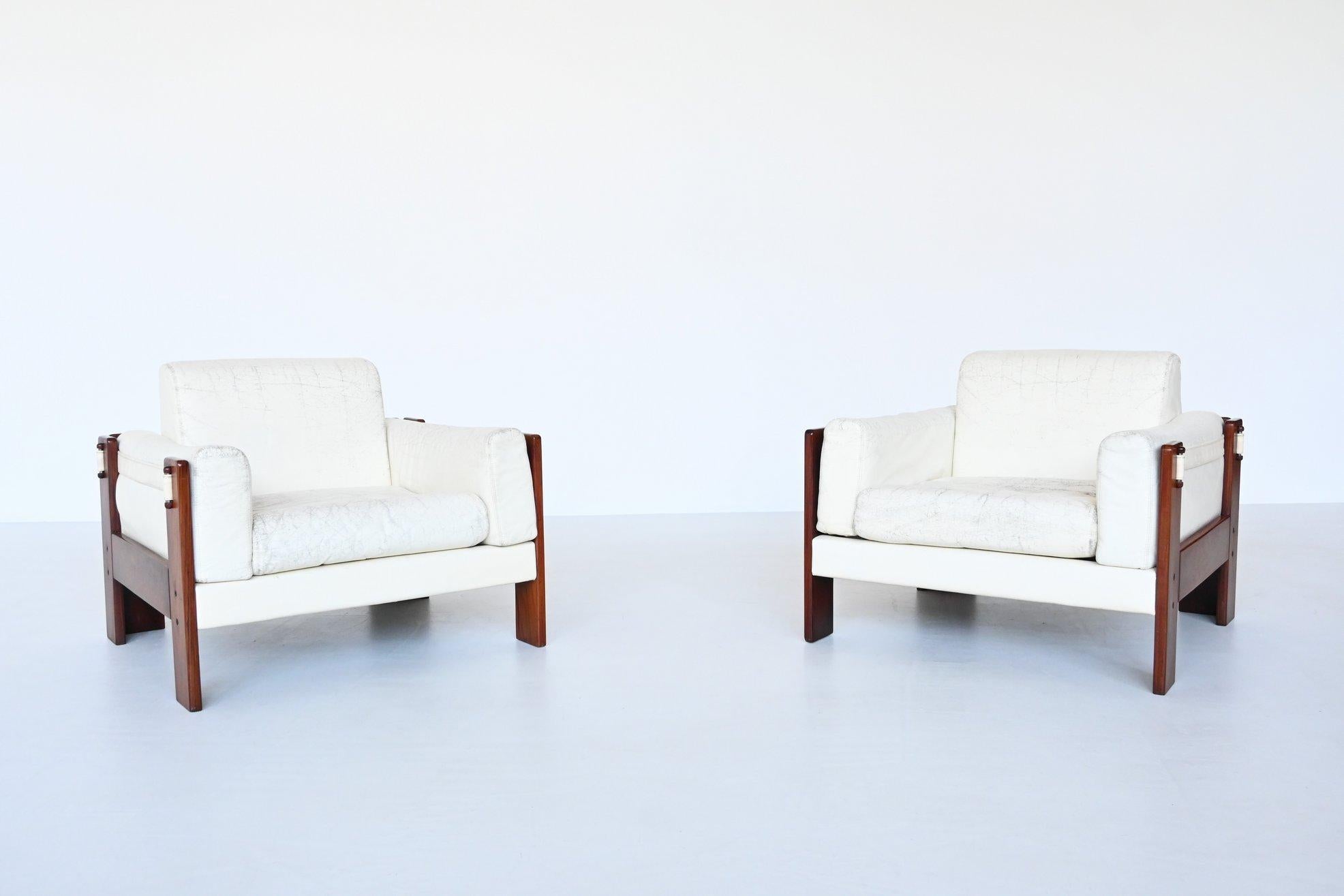 Beautiful shaped Italian lounge chairs in the style of Tobia Scarpa and Percival Lafer, Italy 1970. This unique pair of lounge chairs has a solid rosewood frame with white leather cushions. The model is very reminiscent of Tobia Scarpa's Bastiano