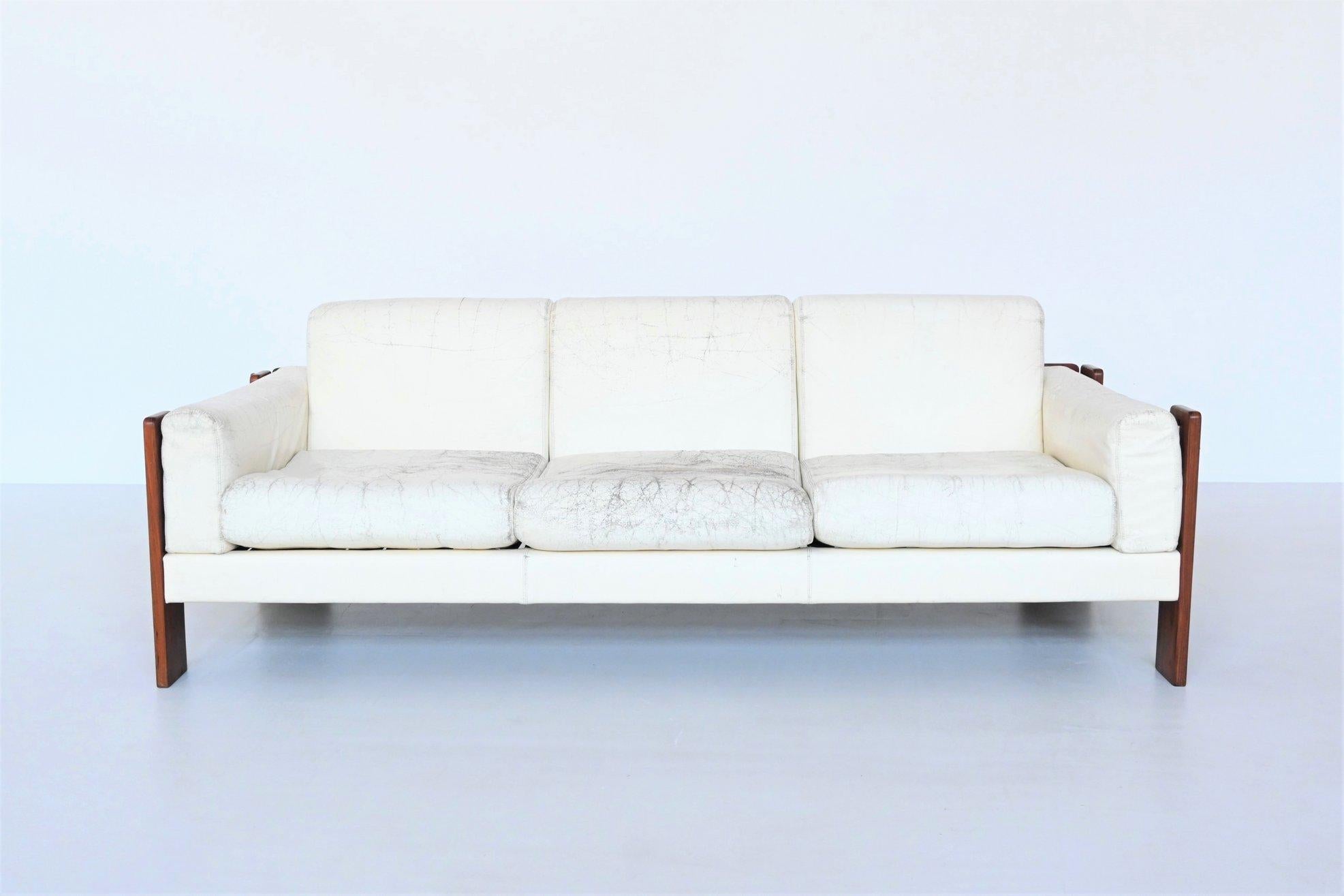 Beautiful shaped Italian lounge sofa in the style of Tobia Scarpa and Percival Lafer, Italy 1970. This unique three-seater sofa has a solid rosewood frame with white leather cushions. The model is very reminiscent of Tobia Scarpa's Bastiano sofa,