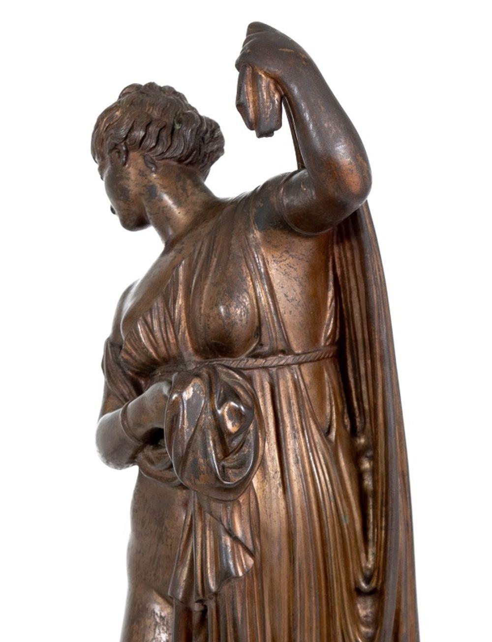 École italienne, La Vénus au bain, sculpture en bronze patiné, fin du XIXe siècle, fondue par Fonderi Nelli Roma, la figure debout enlevant sa robe élaborée sur une base circulaire, estampillée 