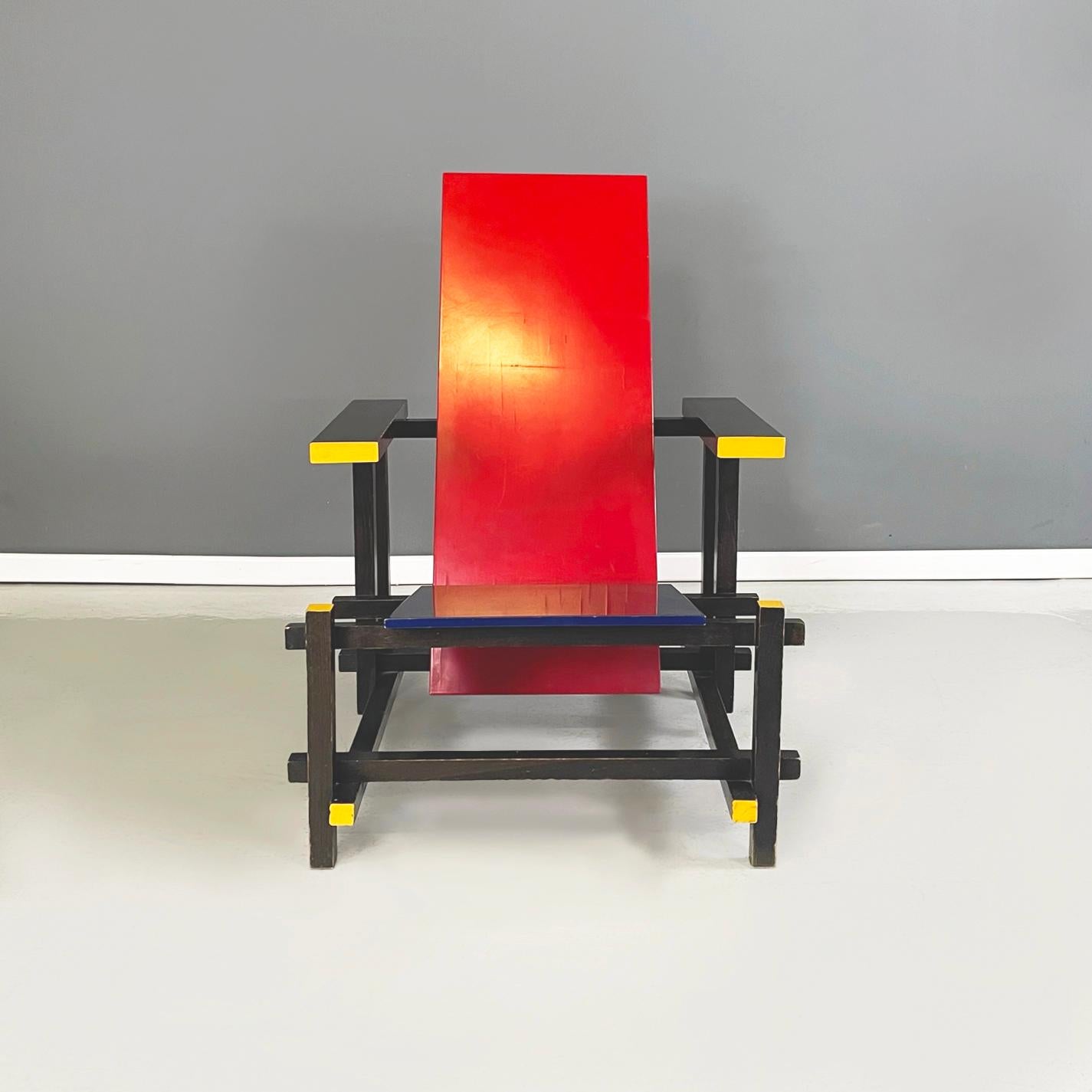 Fauteuil Bauhaus italien rouge et bleu par Gerrit Thomas Rietveld pour Cassina 1971
Fauteuil mod. rouge et bleu entièrement en bois peint en jaune, rouge, bleu et noir. La chaise a une assise inclinée en bois bleu et un dossier incliné en bois