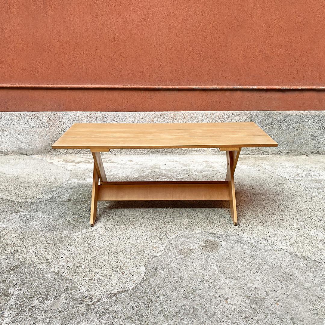 Tavolo Bauhaus italiano in legno massiccio di Gerrit Rietveld per Cassina, anni '80
Tavolo della serie Crate, con piano formato da tavole parallele in legno massiccio e gambe incrociate a formare una X.
Disegnata da Gerrit Rietveld nel 1934 e