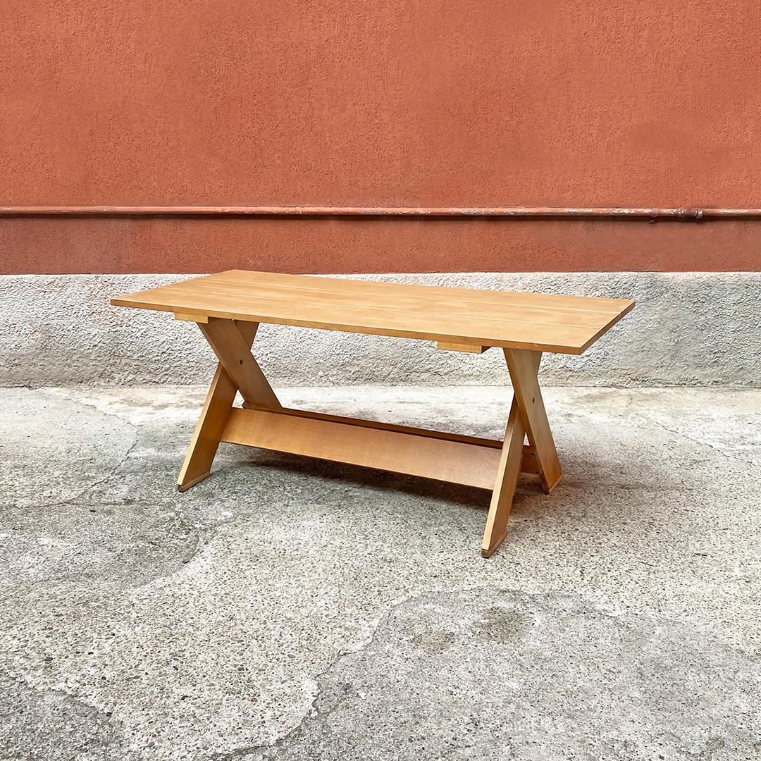 Table artisanale italienne Bauhaus en bois massif de Gerrit Rietveld pour Cassina, années 1980 Bon état - En vente à MIlano, IT