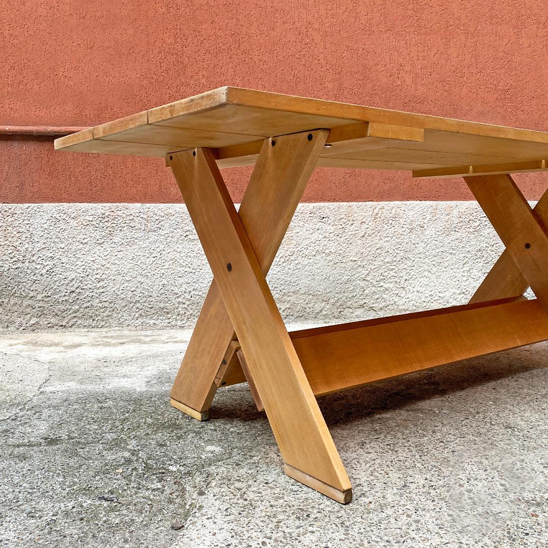 Tavolo Bauhaus italiano in legno massiccio di Gerrit Rietveld per Cassina, anni '80 in vendita 1