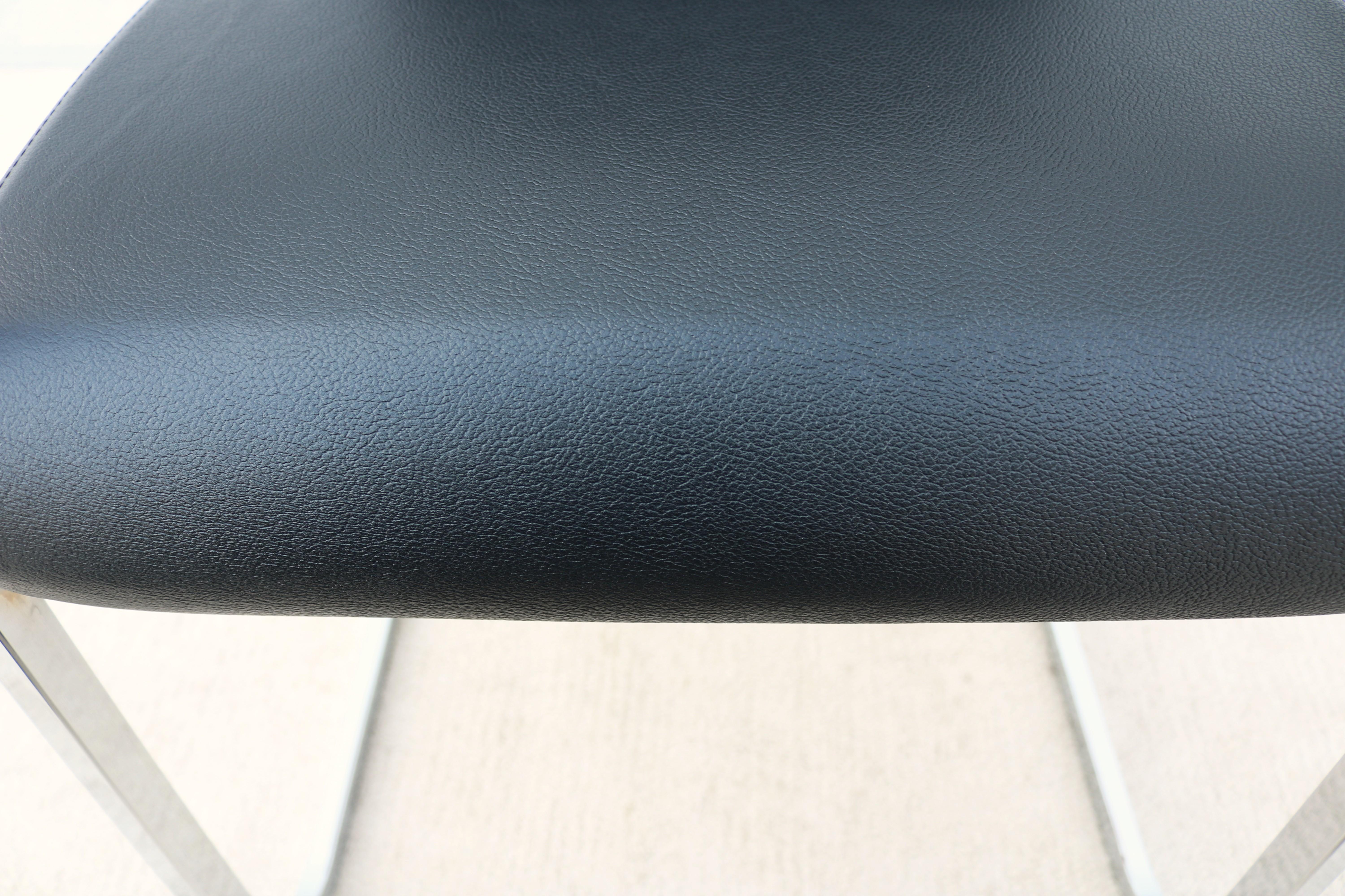 Poltrona Effezeta Cantilever in acciaio cromato e pelle nera in stile Bauhaus italiano in vendita 8