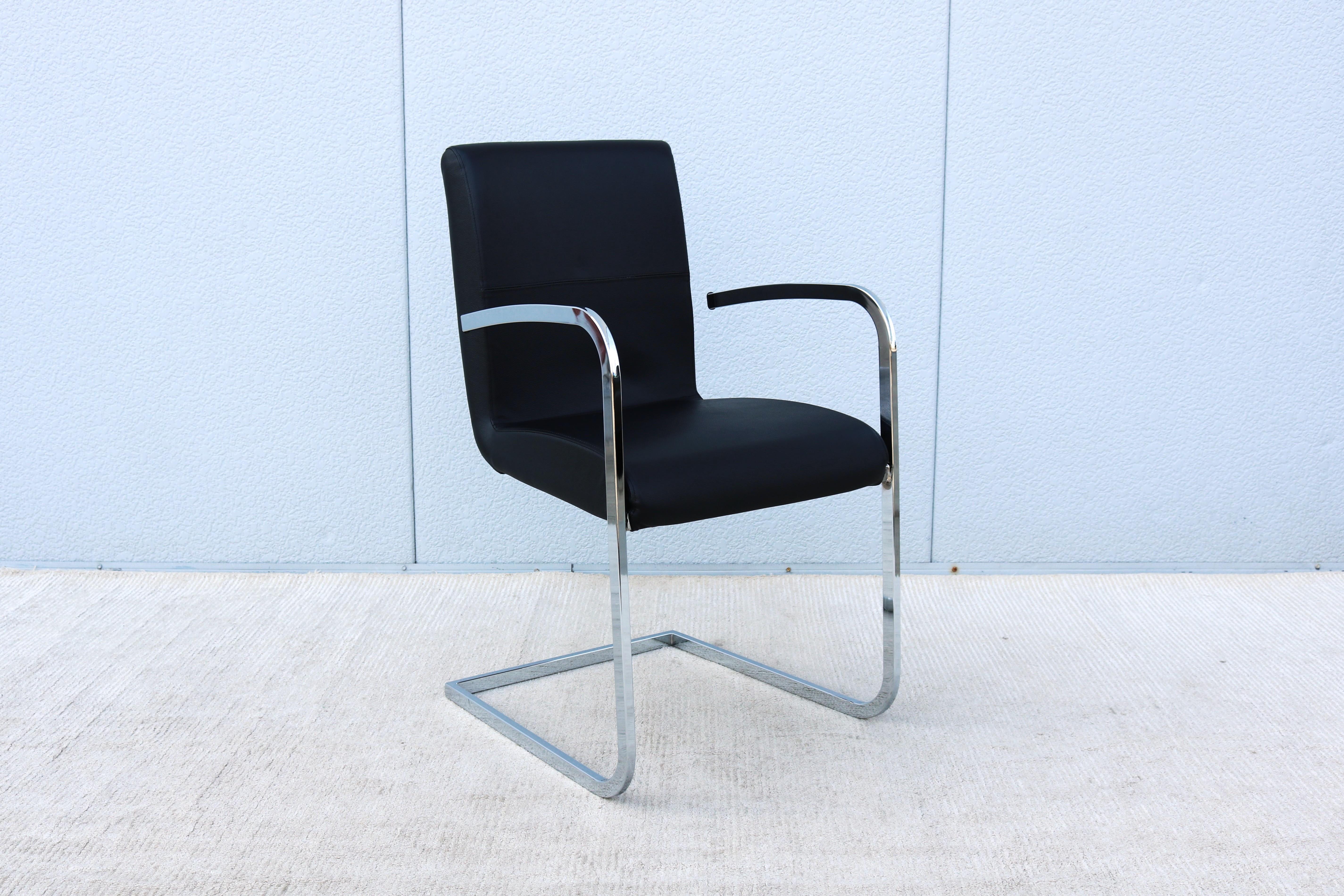 Lucidato Poltrona Effezeta Cantilever in acciaio cromato e pelle nera in stile Bauhaus italiano in vendita