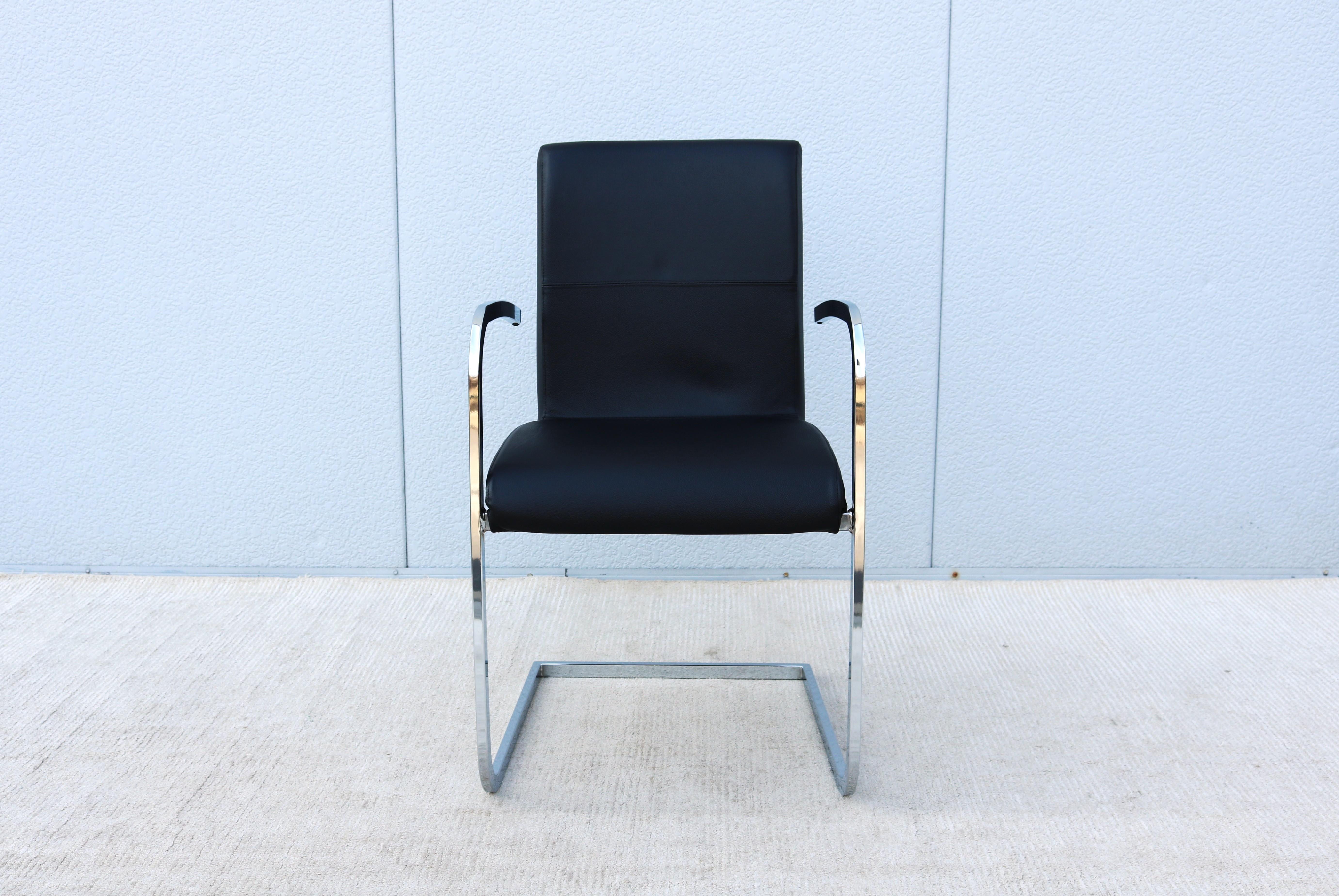 XXI secolo e contemporaneo Poltrona Effezeta Cantilever in acciaio cromato e pelle nera in stile Bauhaus italiano in vendita
