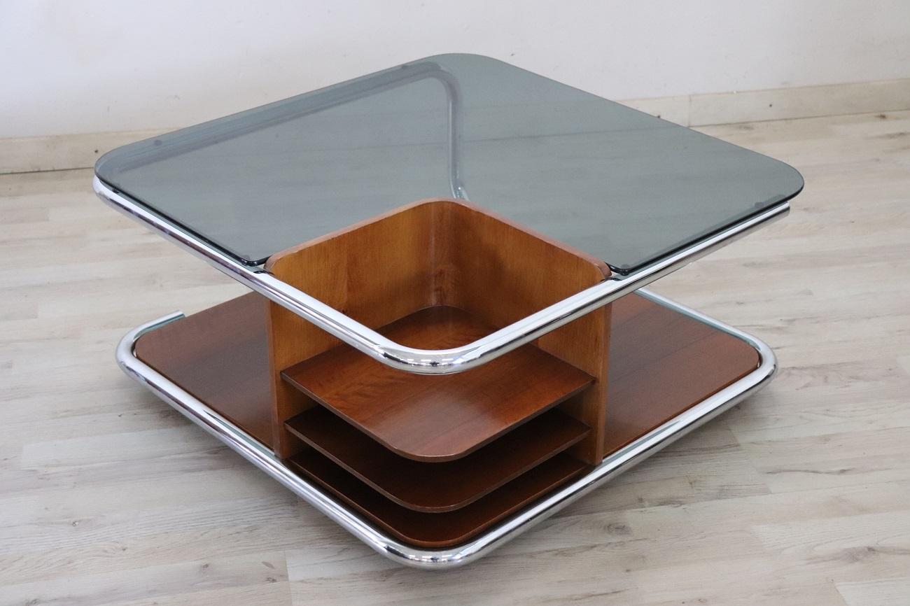 Introducing a beautiful and sophisticated piece of modern furniture: this stunning coffee table embodies the elegance and practicality characteristic of Italian design from the 1970s. A remarkable example of this tradition, it draws inspiration from