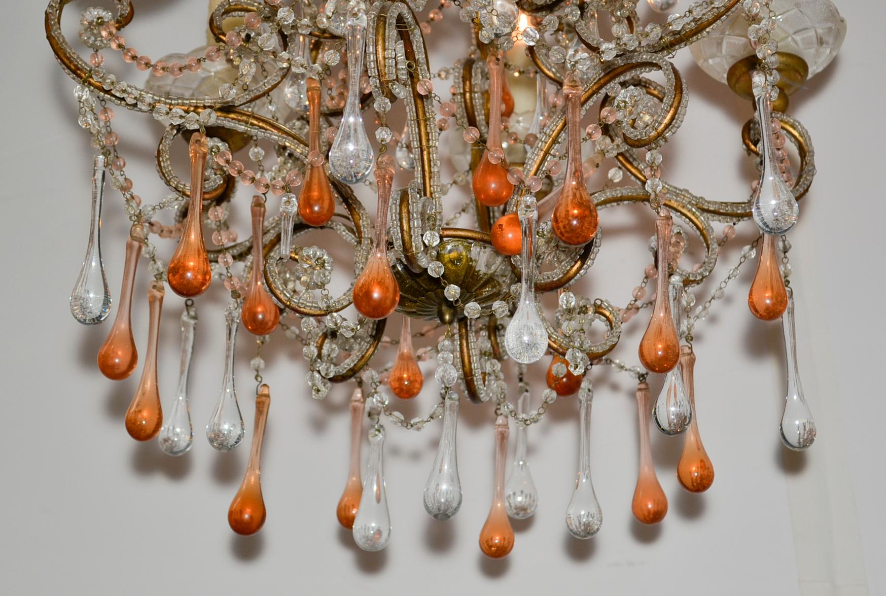 Magnifique lustre italien vintage à 6 lumières en ambre perlé et cristal clair.
 