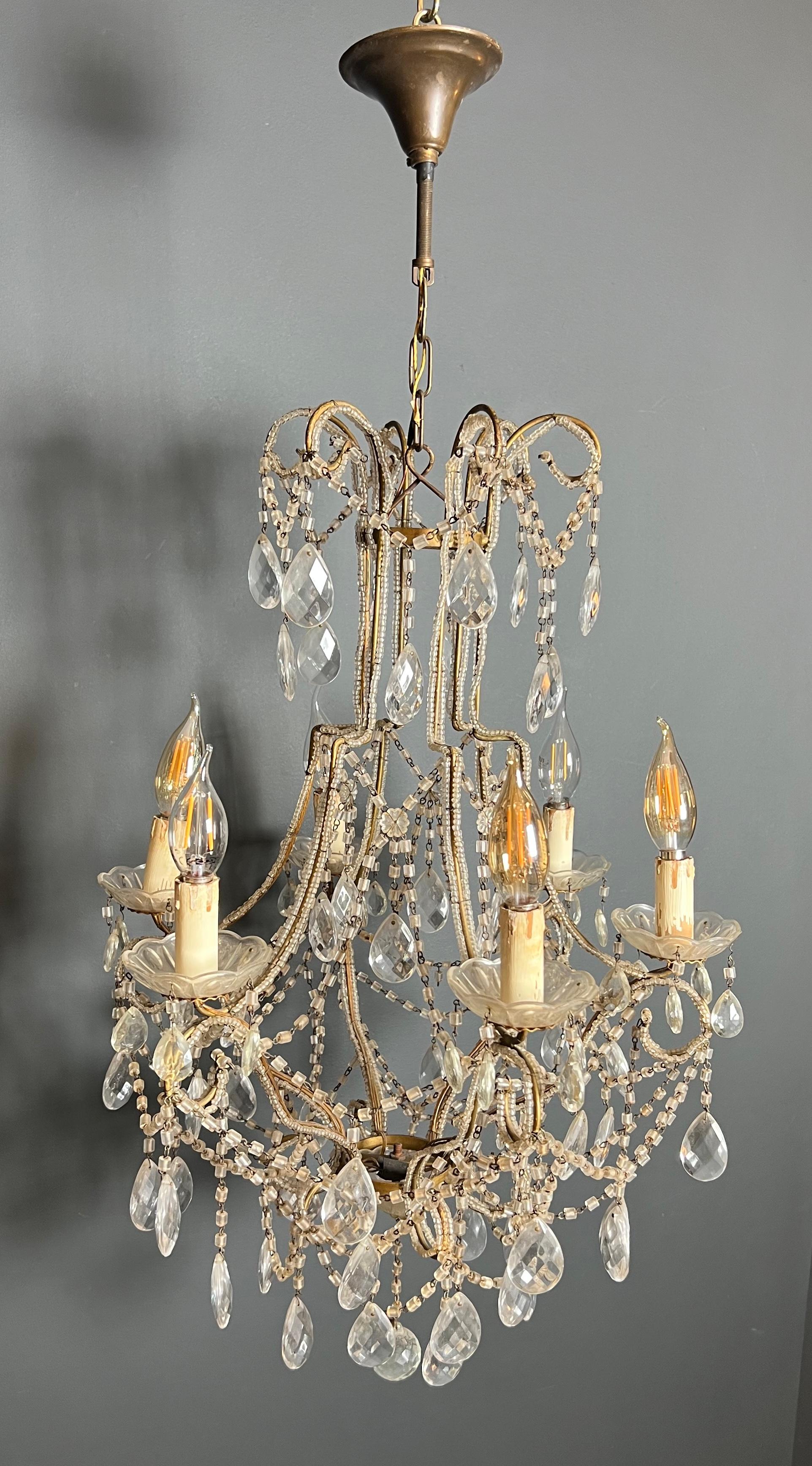 Questo lampadario molto bello è realizzato in perline e cristallo. Questa è un'opera italiana. Circa 1970