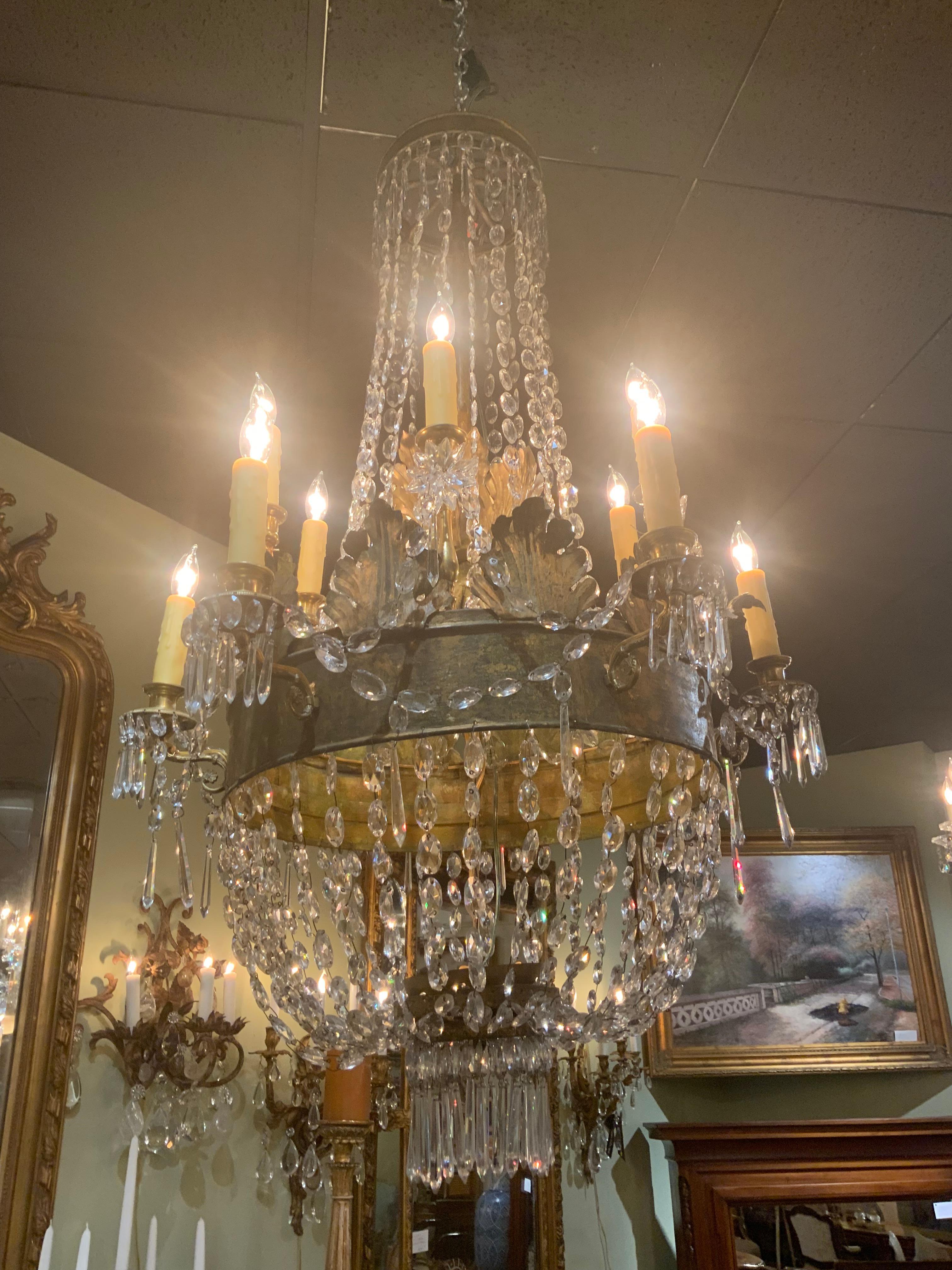 Le dimensioni alte ed eleganti con l'effetto gabbia aperta rendono questo lampadario 
Molto desiderabile per essere incorporato negli spazi del design odierno.
Ha due livelli di luci con 2 luci all'interno di un motivo a foglia che illuminano
Verso