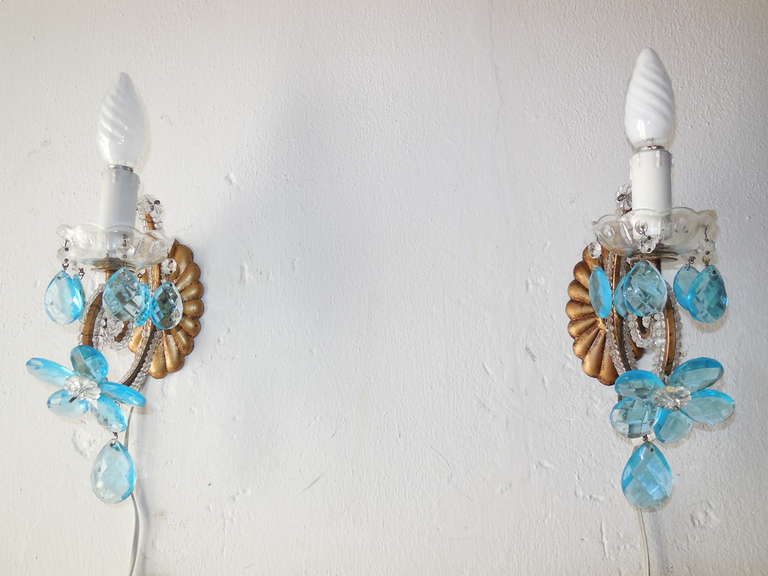 Une paire unique en son genre !  Bras en perles d'or abritant chacun une lumière, support d'ampoule en bobèche de cristal, dégoulinant de prismes aqua. Fleur prismatique aqua avec fleurons. Il sera nouvellement câblé avec des prises certifiées UL
