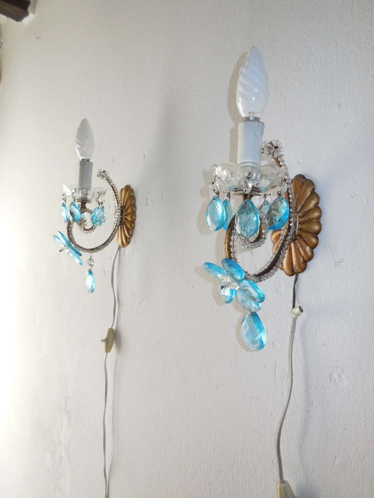 Milieu du XXe siècle Appliques italiennes perlées à prisme de fleurs aqua de style Maison Bagues en vente